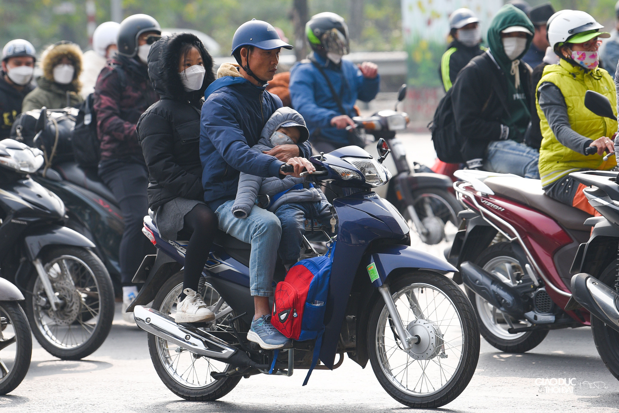 Bạn nhỏ ngủ ngay trên xe...