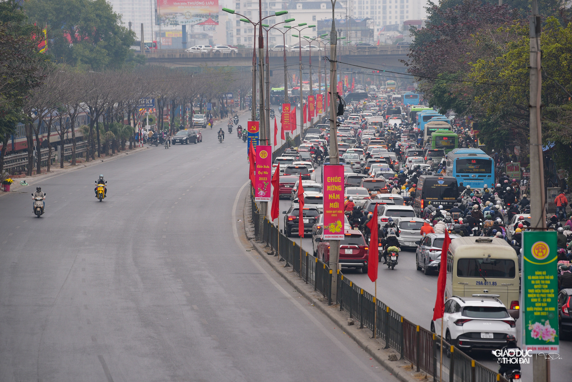 Tại đoạn đường Giải Phóng, mỗi khi có tàu chạy qua, phương tiện sẽ bị ùn lại.