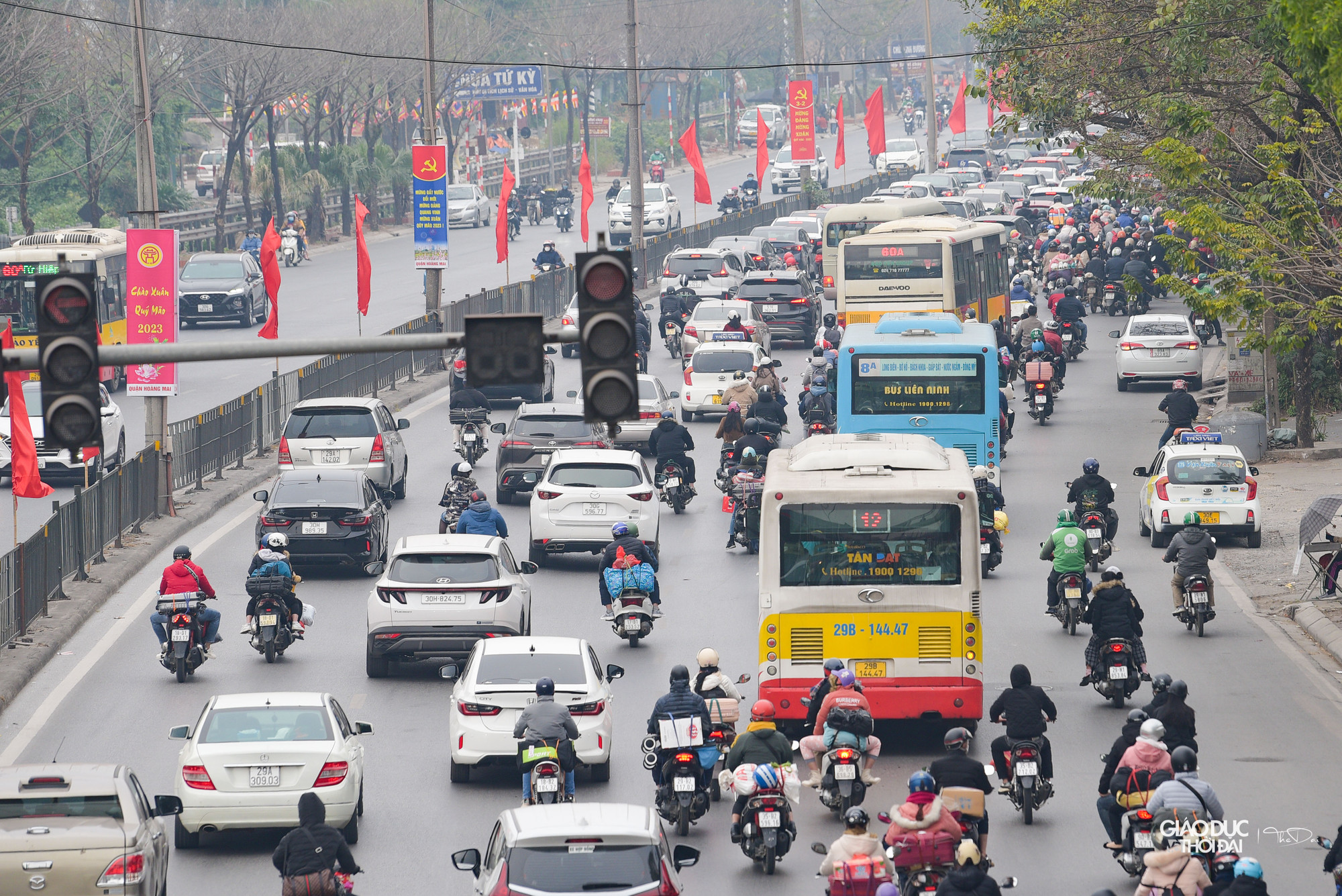 Trung tá Nguyễn Anh Tuấn - Phó Đội trưởng Đội CSGT số 14 cho biết, tại các nút giao thông trọng điểm, đơn vị sẽ bố trí lực lượng phân luồng, tránh tình trạng ùn tắc cục bộ. Đội cũng phối hợp với các đơn vị khác phân luồng từ xa, không để các phương tiện dồn về một chỗ. Khu vực cửa ngõ ra khỏi Thủ đô đội bố trí lực lượng 24/24h để điều tiết giao thông tránh tình trạng ùn ứ kéo dài, xử lý sự cố.