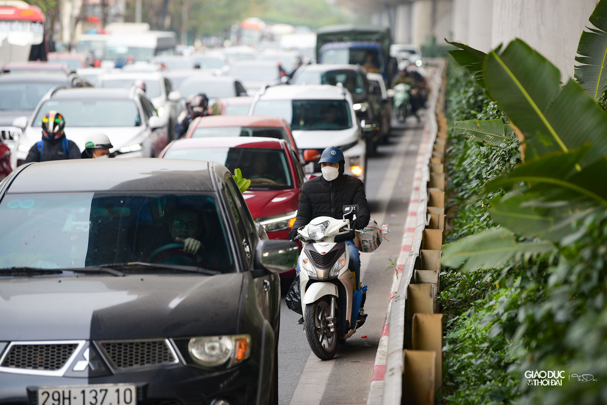 Hàng dài xe nối đuôi nhau để vào trung tâm thành phố.