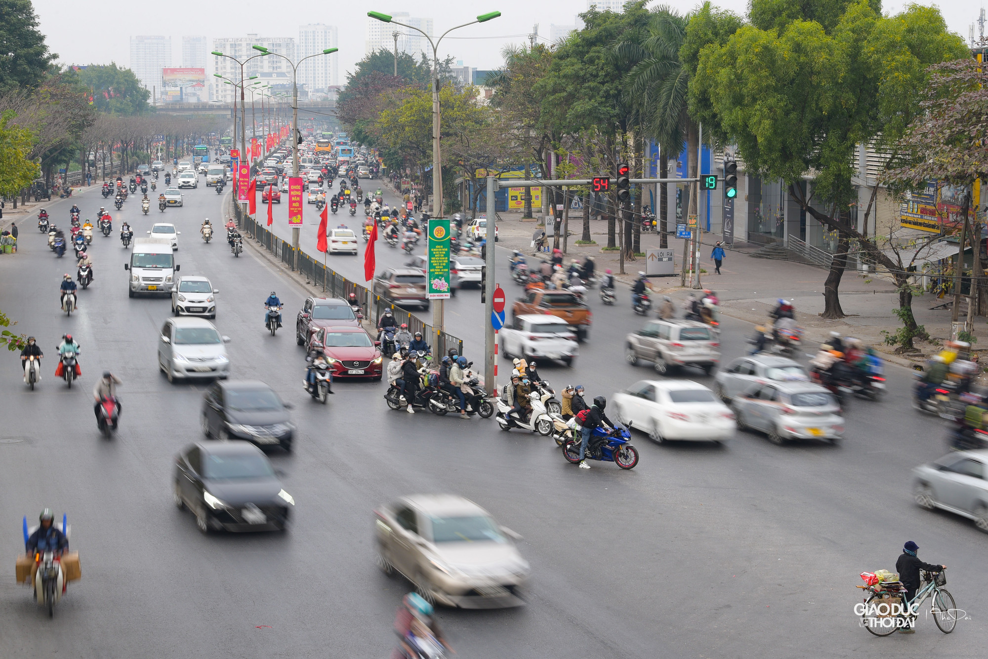 Trung tá Nguyễn Anh Tuấn - Phó Đội trưởng Đội CSGT số 14 cho biết, tại các nút giao thông trọng điểm, đơn vị sẽ bố trí lực lượng phân luồng, tránh tình trạng ùn tắc cục bộ. Đội cũng phối hợp với các đơn vị khác phân luồng từ xa, không để các phương tiện dồn về một chỗ. Khu vực cửa ngõ ra khỏi Thủ đô đội bố trí lực lượng 24/24h để điều tiết giao thông tránh tình trạng ùn ứ kéo dài, xử lý sự cố.