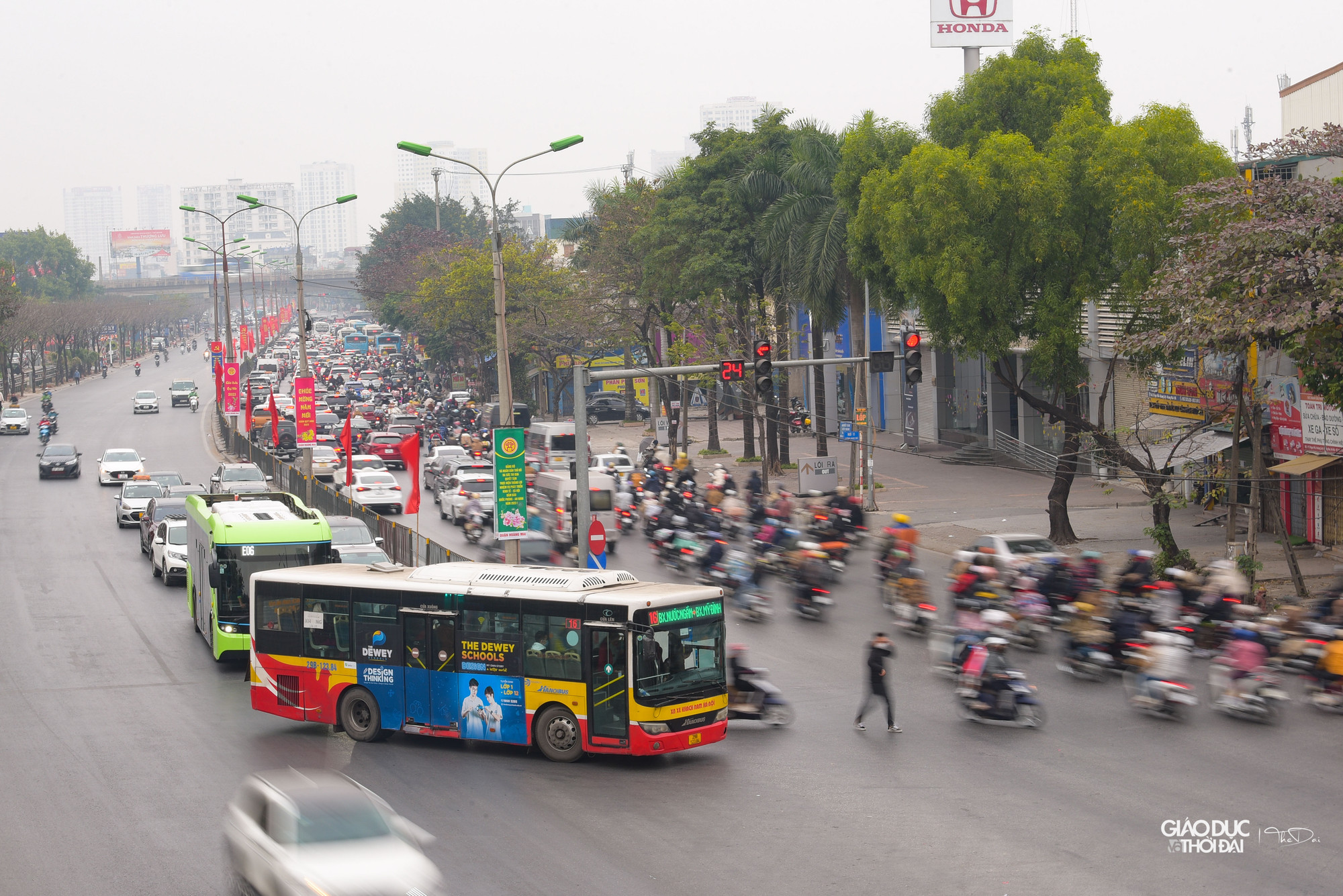 Được biết, Phòng Cảnh sát giao thông Hà Nội đã yêu cầu các đội Cảnh sát giao thông địa bàn phối hợp cùng công an các quận, huyện, thị xã ứng trực 100% quân số, bảo đảm giao thông thông suốt và giữ vững an ninh trật tự.