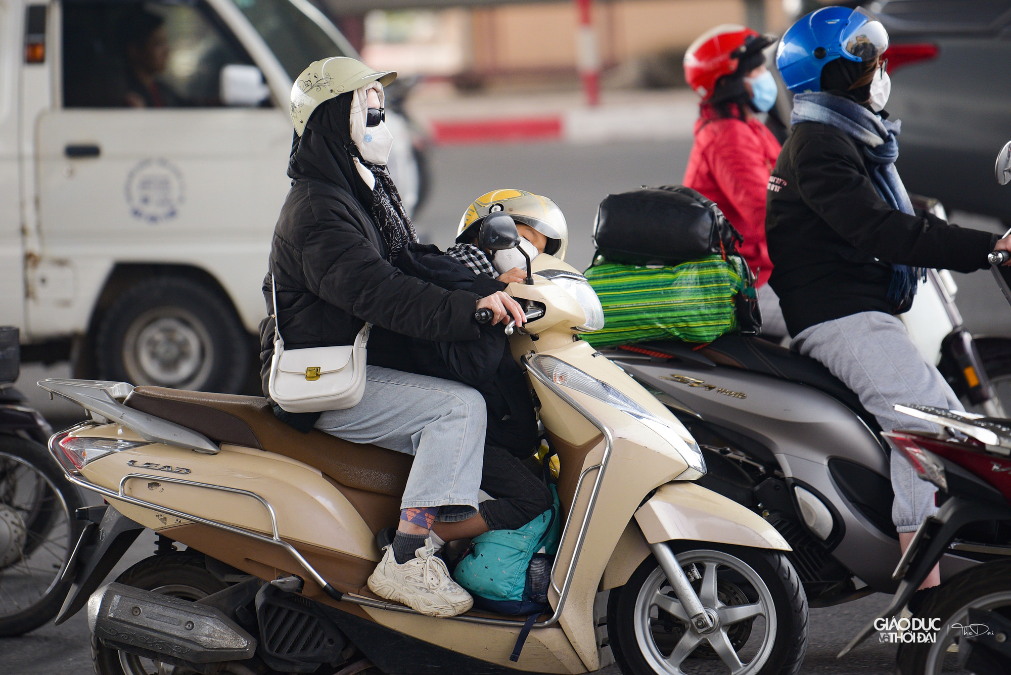 Càng về cuối giờ chiều, lượng phương tiện tại khu vực đường Giải Phóng, Vành đai 3 càng đông hơn.