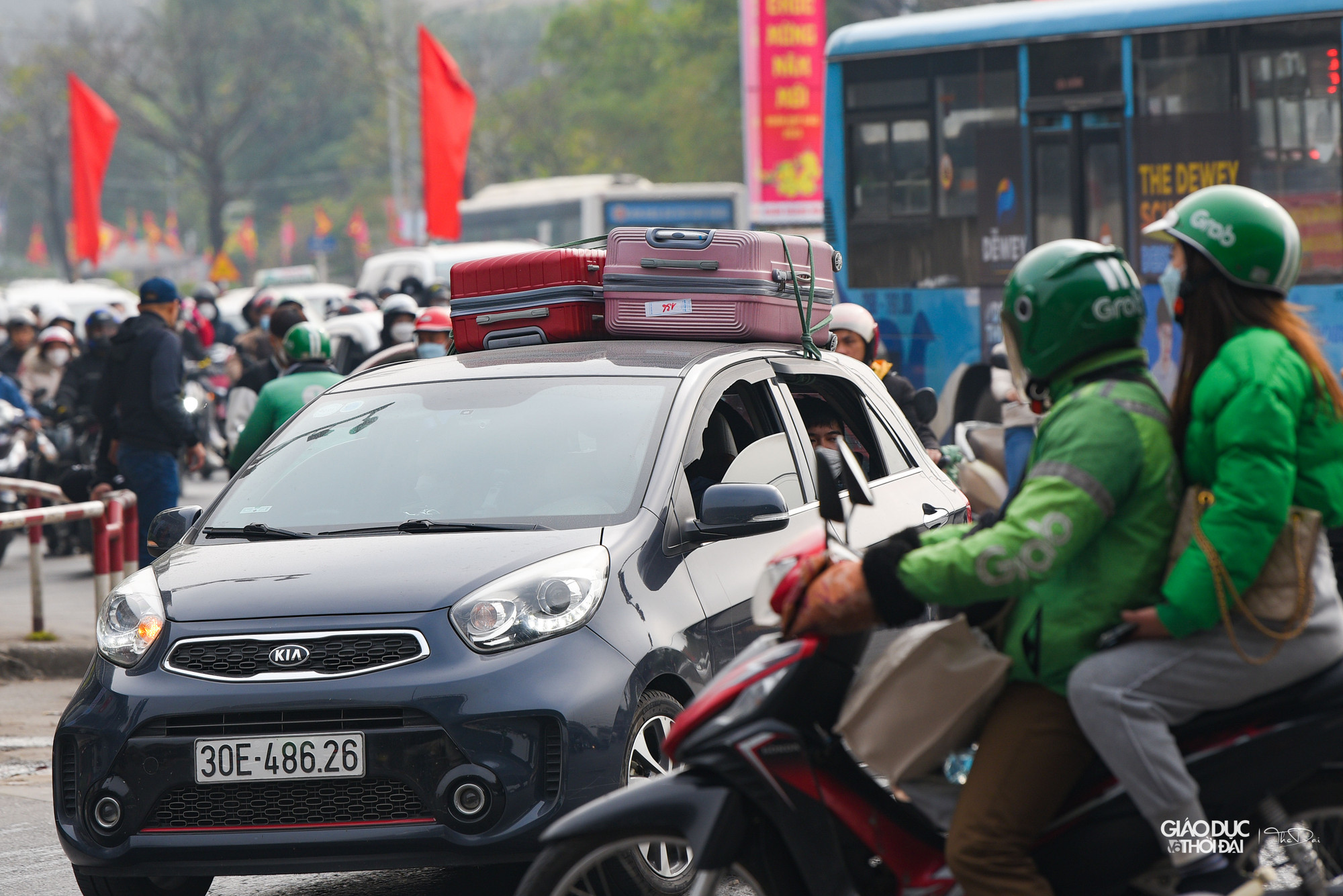 Ô tô cũng chằng buộc đồ đạc lỉnh kỉnh trên nóc để di chuyển.