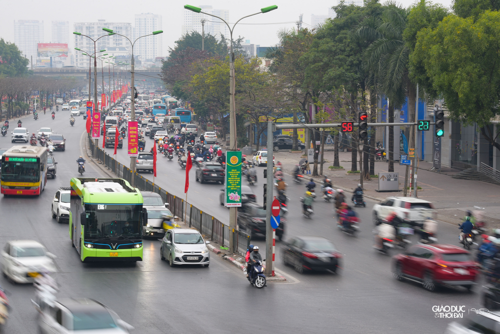 Trung tá Nguyễn Anh Tuấn - Phó Đội trưởng Đội CSGT số 14 cho biết, tại các nút giao thông trọng điểm, đơn vị sẽ bố trí lực lượng phân luồng, tránh tình trạng ùn tắc cục bộ. Đội cũng phối hợp với các đơn vị khác phân luồng từ xa, không để các phương tiện dồn về một chỗ. Khu vực cửa ngõ ra khỏi Thủ đô đội bố trí lực lượng 24/24h để điều tiết giao thông tránh tình trạng ùn ứ kéo dài, xử lý sự cố.