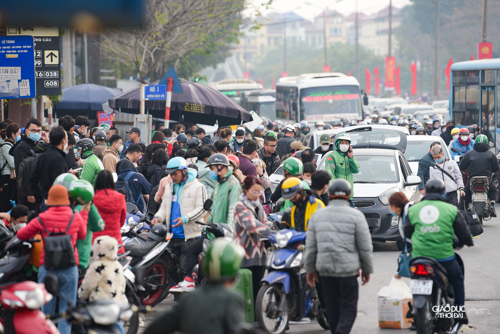 Lượng người và xe tăng đột biến khiến khu vực cổng bến xe Nước Ngầm khá lộn xộn.