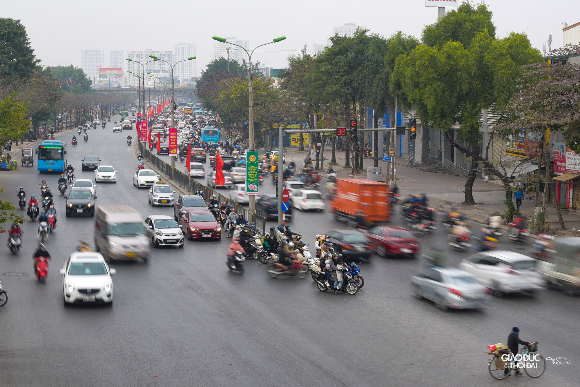 Trung tá Nguyễn Anh Tuấn - Phó Đội trưởng Đội CSGT số 14 cho biết, tại các nút giao thông trọng điểm, đơn vị sẽ bố trí lực lượng phân luồng, tránh tình trạng ùn tắc cục bộ. Đội cũng phối hợp với các đơn vị khác phân luồng từ xa, không để các phương tiện dồn về một chỗ. Khu vực cửa ngõ ra khỏi Thủ đô đội bố trí lực lượng 24/24h để điều tiết giao thông tránh tình trạng ùn ứ kéo dài, xử lý sự cố.