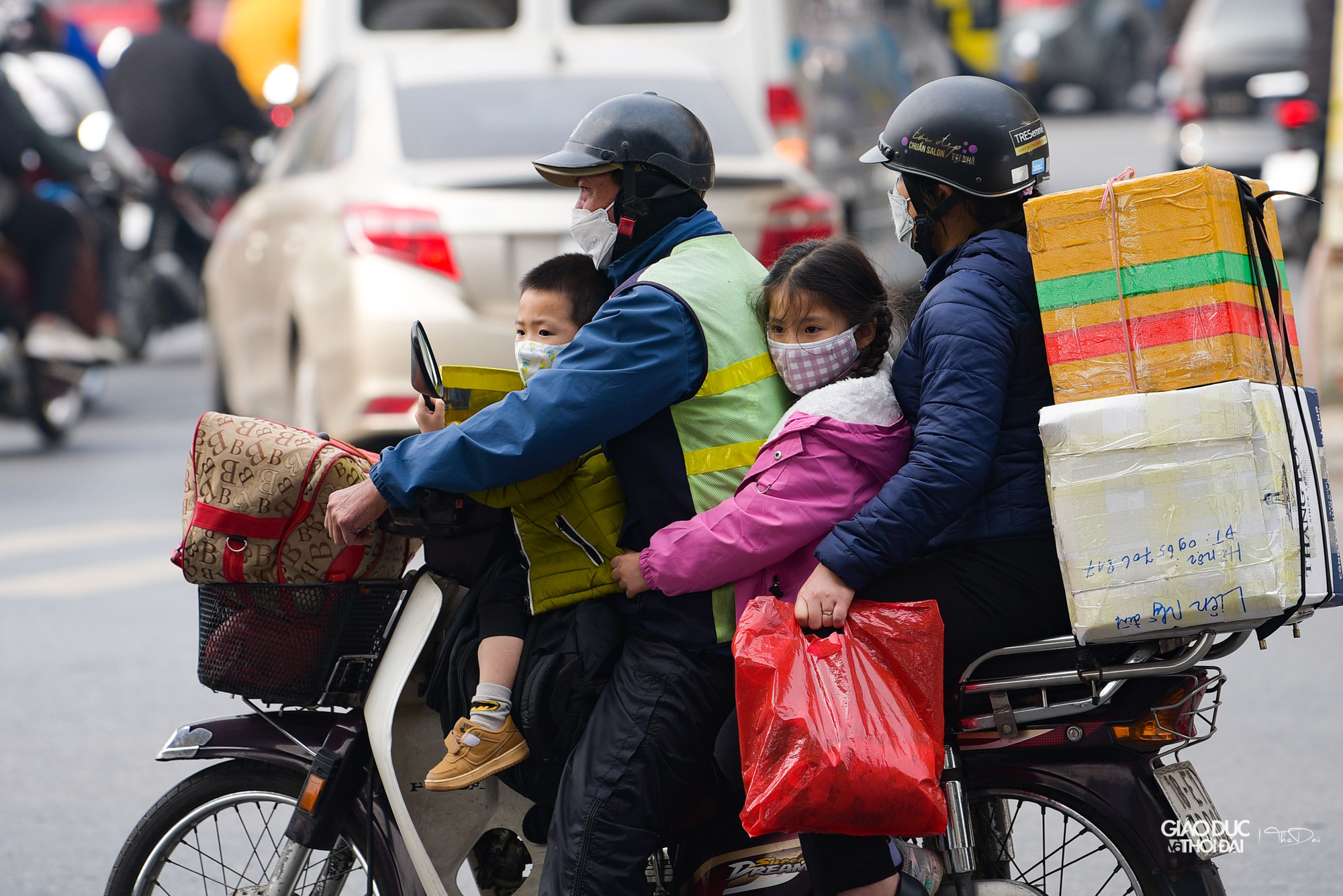 Càng về cuối giờ chiều, lượng phương tiện tại khu vực đường Giải Phóng, Vành đai 3 càng đông hơn.