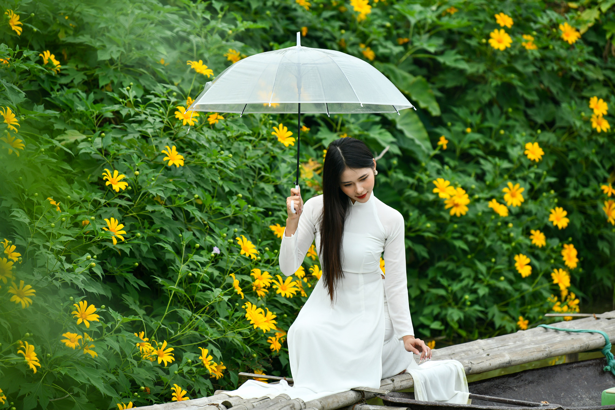 Đặc biệt những chiếc cầu tre chạy quanh thảm hoa tạo nên cảnh sắc tuyệt đẹp với mỗi khoảnh khắc &apos;check – in&apos;.