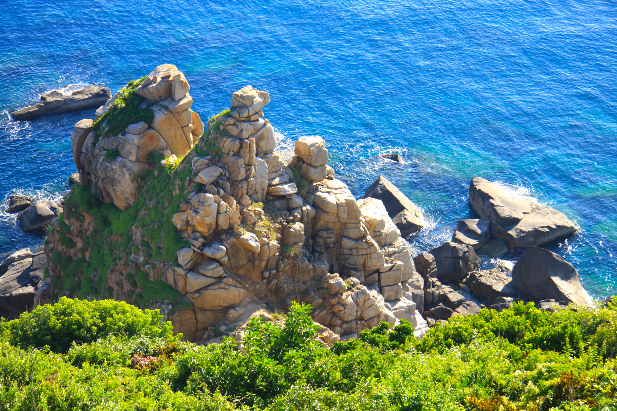 Cảnh sắc tuyệt đẹp cùng đại dương mênh mông, những bãi đá to đồ sộ mang hình thù đa dạng, tất cả hòa quyện tạo nên một bức tranh thiên nhiên độc đáo, ấn tượng.