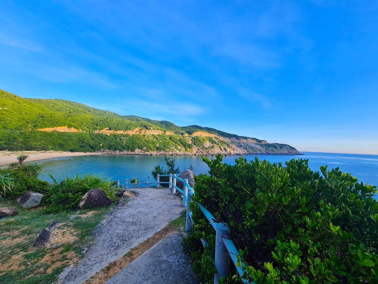 Để lên hải đăng bạn có thể đi dọc bờ suối hoặc men theo con đường mòn trên núi với những bậc thang quanh co. Bạn sẽ được chiêm ngưỡng và tận hưởng không khí trong lành của bãi biển đầm Môn, cùng vẻ đẹp kì vĩ của đất trời nơi cực Đông của Tổ quốc.