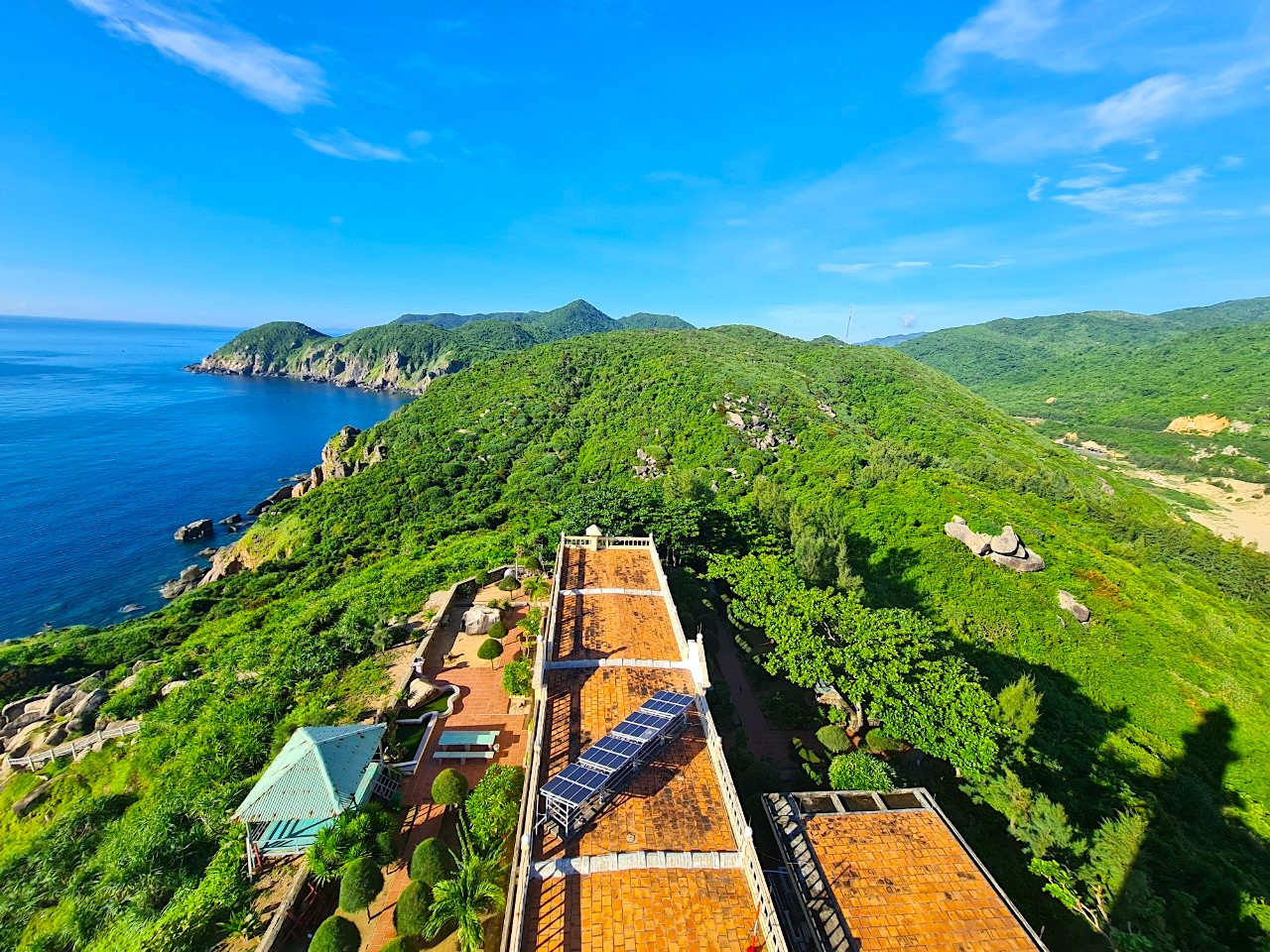 Hải đăng Đại Lãnh có nguồn nước ngọt dự trữ từ bể ngầm. Để có thể chiếu ánh sáng tới 27 hải lý, nguồn điện được lấy từ hệ thống pin năng lượng mặt trời đặt ở trên mái.