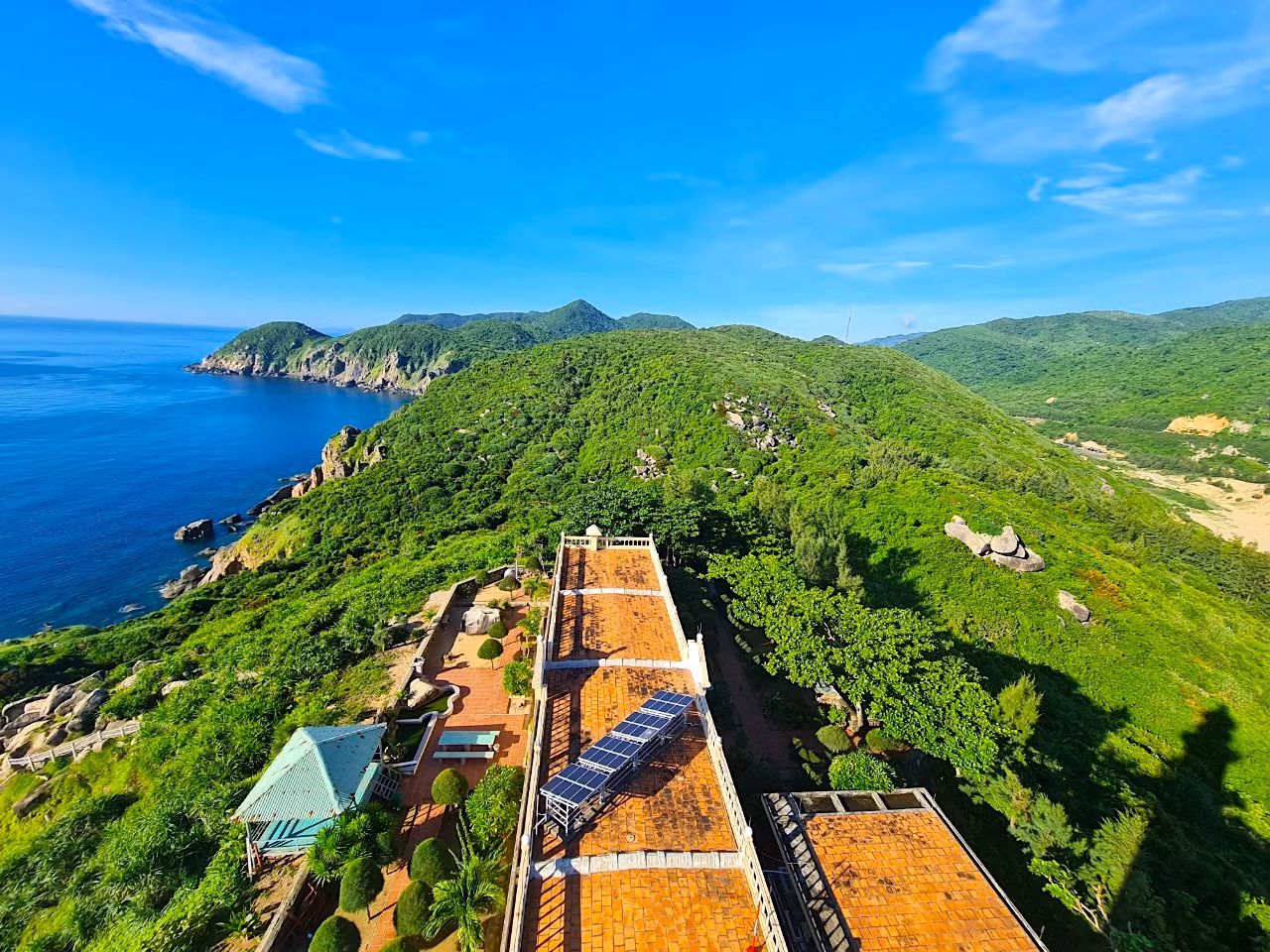 Hải đăng Đại Lãnh có nguồn nước ngọt dự trữ từ bể ngầm. Để có thể chiếu ánh sáng tới 27 hải lý, nguồn điện được lấy từ hệ thống pin năng lượng mặt trời đặt ở trên mái.