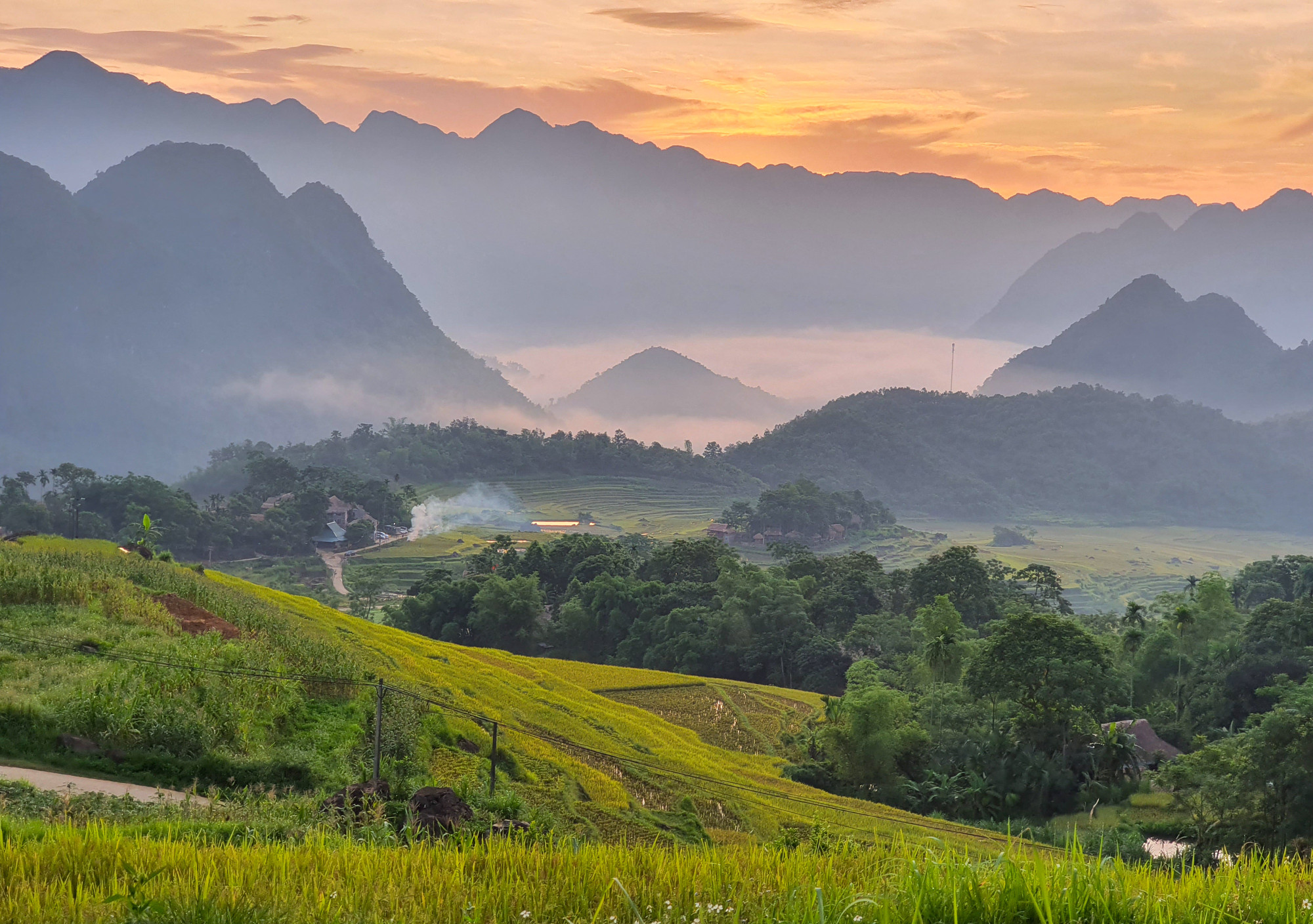 Thời tiết Pù Luông mùa này có chút se lạnh về đêm đến sáng. Để ngắm cảnh bình minh, du khách hãy cố gắng dậy thật sớm để có thể ngắm cảnh tượng mây trời vần vũ trong nắng mai hay sương mù bay bảng lảng giữa không gian đại ngàn. Thời tiết Pù Luông mùa này có chút se lạnh về đêm đến sáng. Để ngắm cảnh bình minh, du khách hãy cố gắng dậy thật sớm để có thể ngắm cảnh tượng mây trời vần vũ trong nắng mai hay sương mù bay bảng lảng giữa không gian đại ngàn.