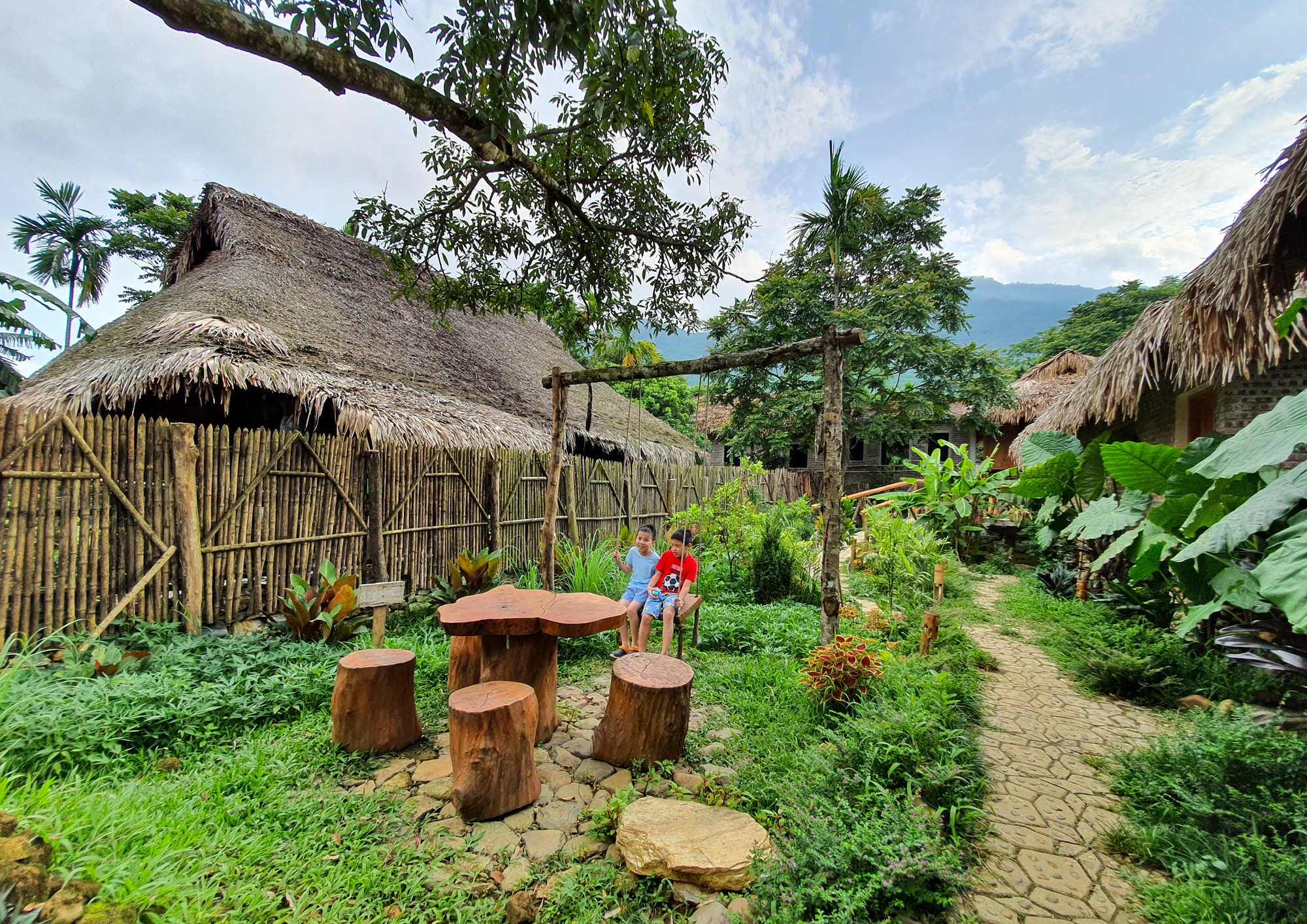 Nghỉ ngơi lưu trú trong các homestay, resort hay những nhà sàn rộng rãi, thoáng mát, thăm các làng bản, tìm hiểu phong tục, tập quán của đồng bào người Thái, người Mường với lối sống giản dị, mộc mạc ở bản Đôn, Son Bá Mười, bản Hiêu, bản Kho Mường, hang Dơi… là những trải nghiệm đáng nhớ với du khách. Nghỉ ngơi lưu trú trong các homestay, resort hay những nhà sàn rộng rãi, thoáng mát, thăm các làng bản, tìm hiểu phong tục, tập quán của đồng bào người Thái, người Mường với lối sống giản dị, mộc mạc ở bản Đôn, Son Bá Mười, bản Hiêu, bản Kho Mường, hang Dơi… là những trải nghiệm đáng nhớ với du khách.