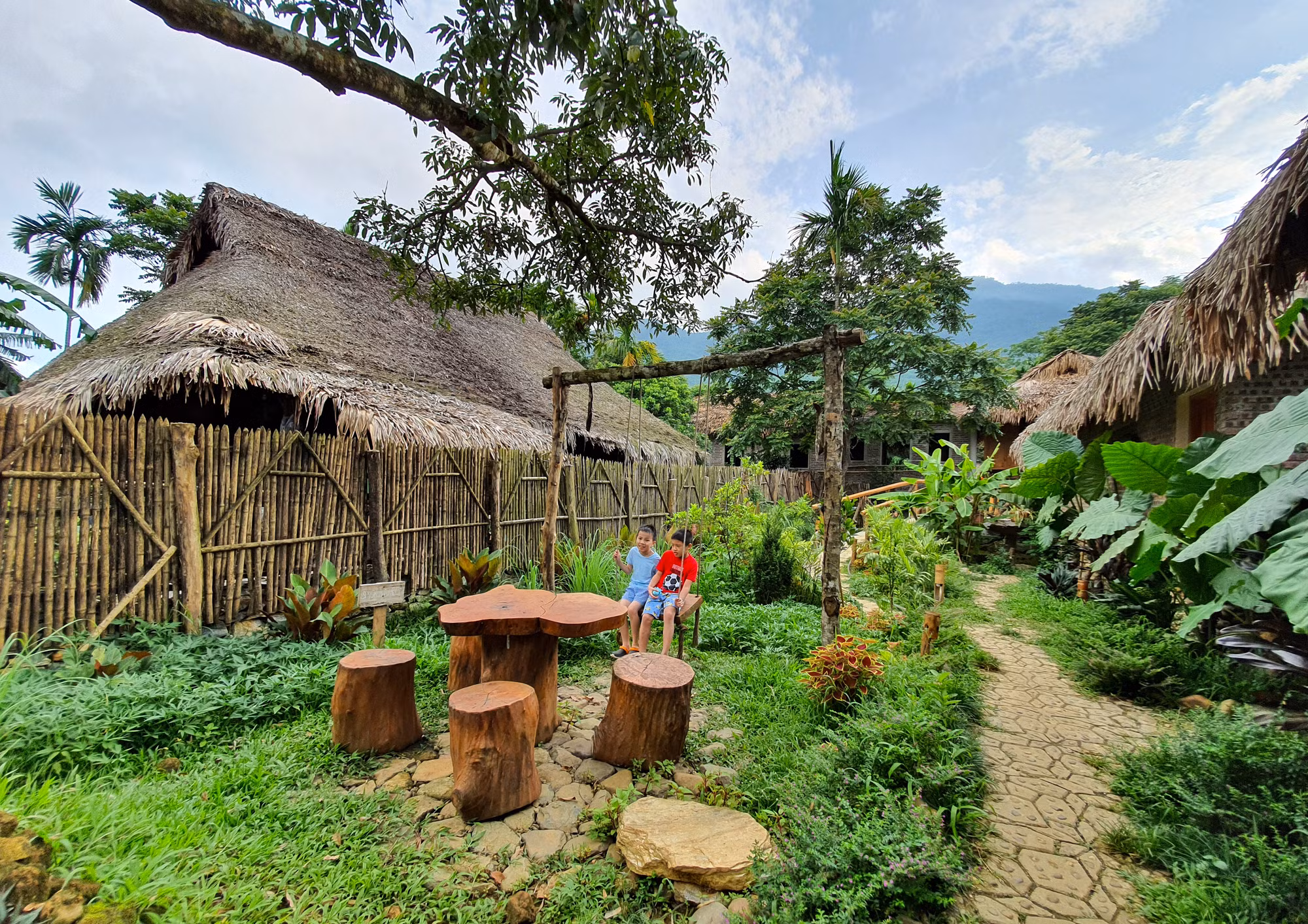 Nghỉ ngơi lưu trú trong các homestay, resort hay những nhà sàn rộng rãi, thoáng mát, thăm các làng bản, tìm hiểu phong tục, tập quán của đồng bào người Thái, người Mường với lối sống giản dị, mộc mạc ở bản Đôn, Son Bá Mười, bản Hiêu, bản Kho Mường, hang Dơi… là những trải nghiệm đáng nhớ với du khách.