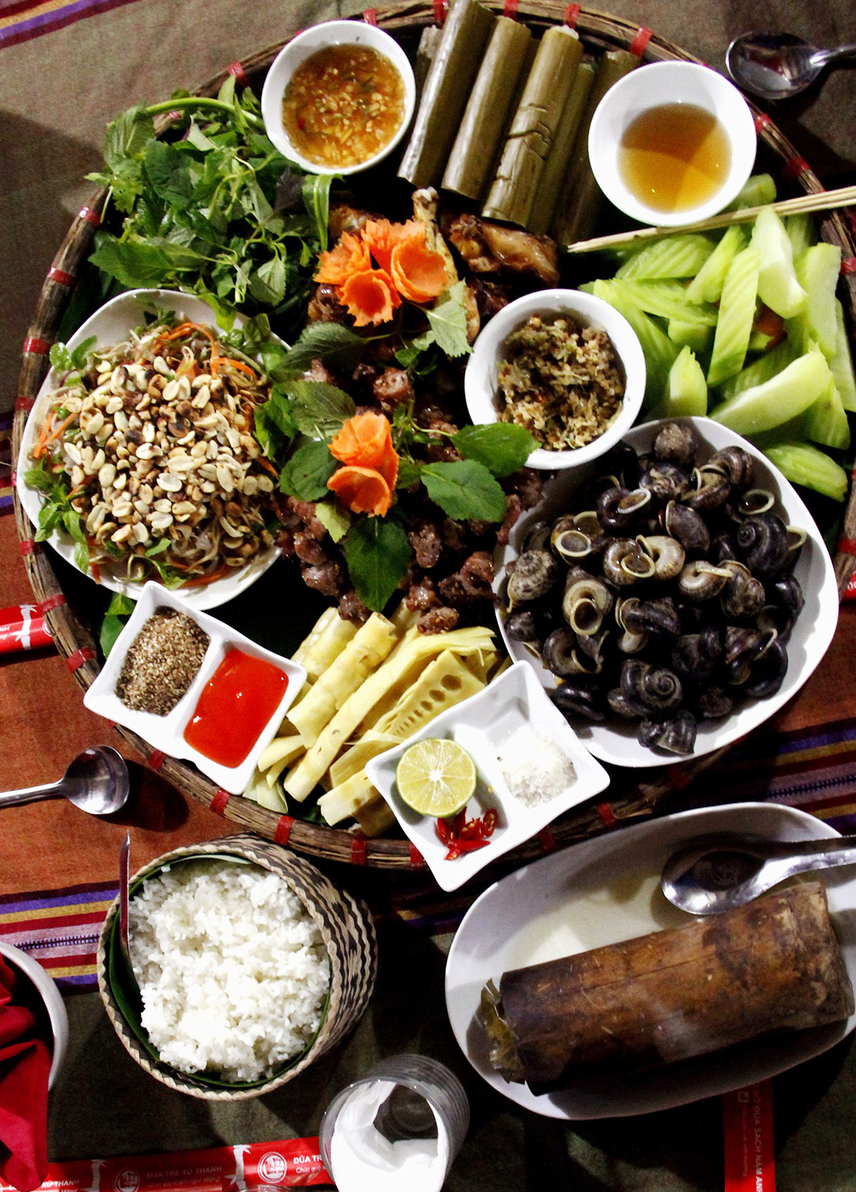 Những sản vật “cây nhà lá vườn” giản dị, những loại rau hoang dại được kết hợp khéo léo, dưới bàn tay chế biến khéo léo của người dân, đã tạo nên những món ăn tuy mộc mạc nhưng nồng nàn hương sắc núi rừng. Du khách cũng đừng quên thưởng thức men rượu ngô cay nồng cùng những món ăn ngon, độc, lạ như: Vịt Cổ Lũng, cơm lam thịt nướng, cá suối, ốc núi, lợn mán nướng, măng đắng, canh rau ngót rừng, cơm lam, nộm hoa chuối... Những sản vật “cây nhà lá vườn” giản dị, những loại rau hoang dại được kết hợp khéo léo, dưới bàn tay chế biến khéo léo của người dân, đã tạo nên những món ăn tuy mộc mạc nhưng nồng nàn hương sắc núi rừng. Du khách cũng đừng quên thưởng thức men rượu ngô cay nồng cùng những món ăn ngon, độc, lạ như: Vịt Cổ Lũng, cơm lam thịt nướng, cá suối, ốc núi, lợn mán nướng, măng đắng, canh rau ngót rừng, cơm lam, nộm hoa chuối...