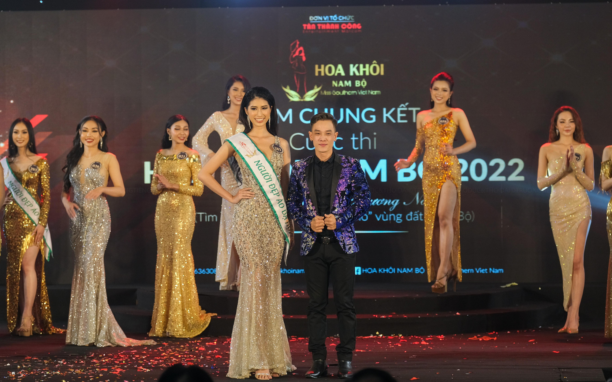 Trong phần thi trang phục dạ hội, thí sinh đến từ Trà Vinh được Ban giám khảo trao giải "Người đẹp áo dạ hội".