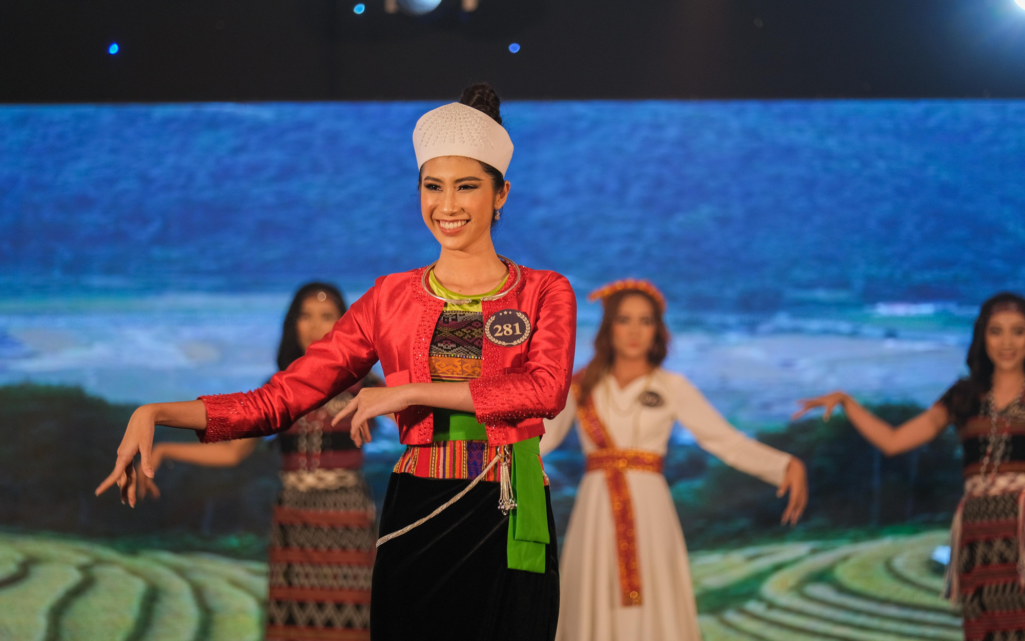 Tại đêm chung kết Hoa khôi Nam Bộ 2022, các thí sinh tham gia thi trang phục truyền thống (dân tộc), áo tắm, áo dạ hội và cuối cùng là phần thi ứng xử.