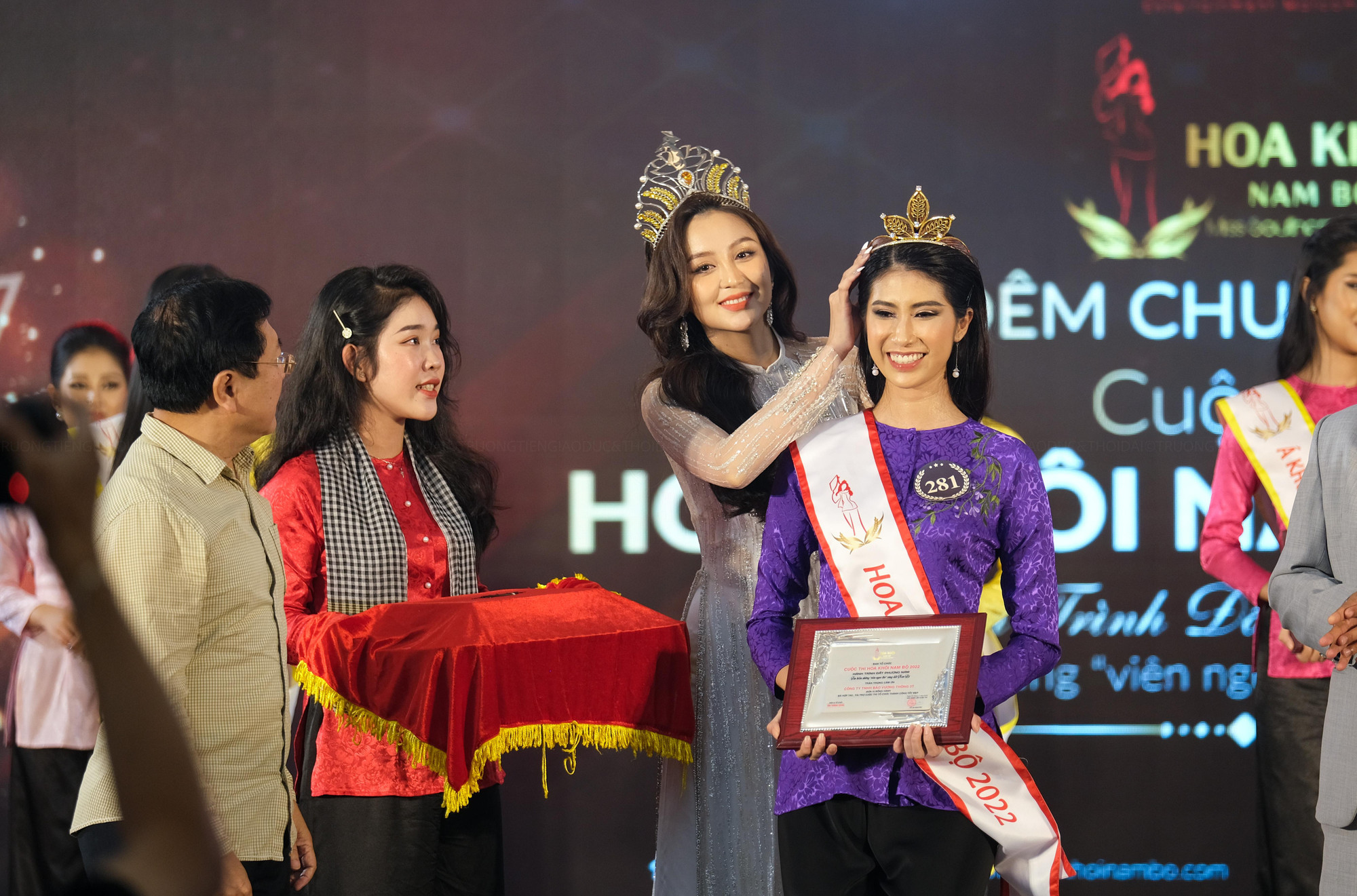 Tại cuộc thi Hoa khôi Nam Bộ 2022, thí sinh SBD 281 - Lê Thị Kiều Nhung, người đẹp đến từ Trà Vinh xuất sắc đoạt vương miện hoa khôi.