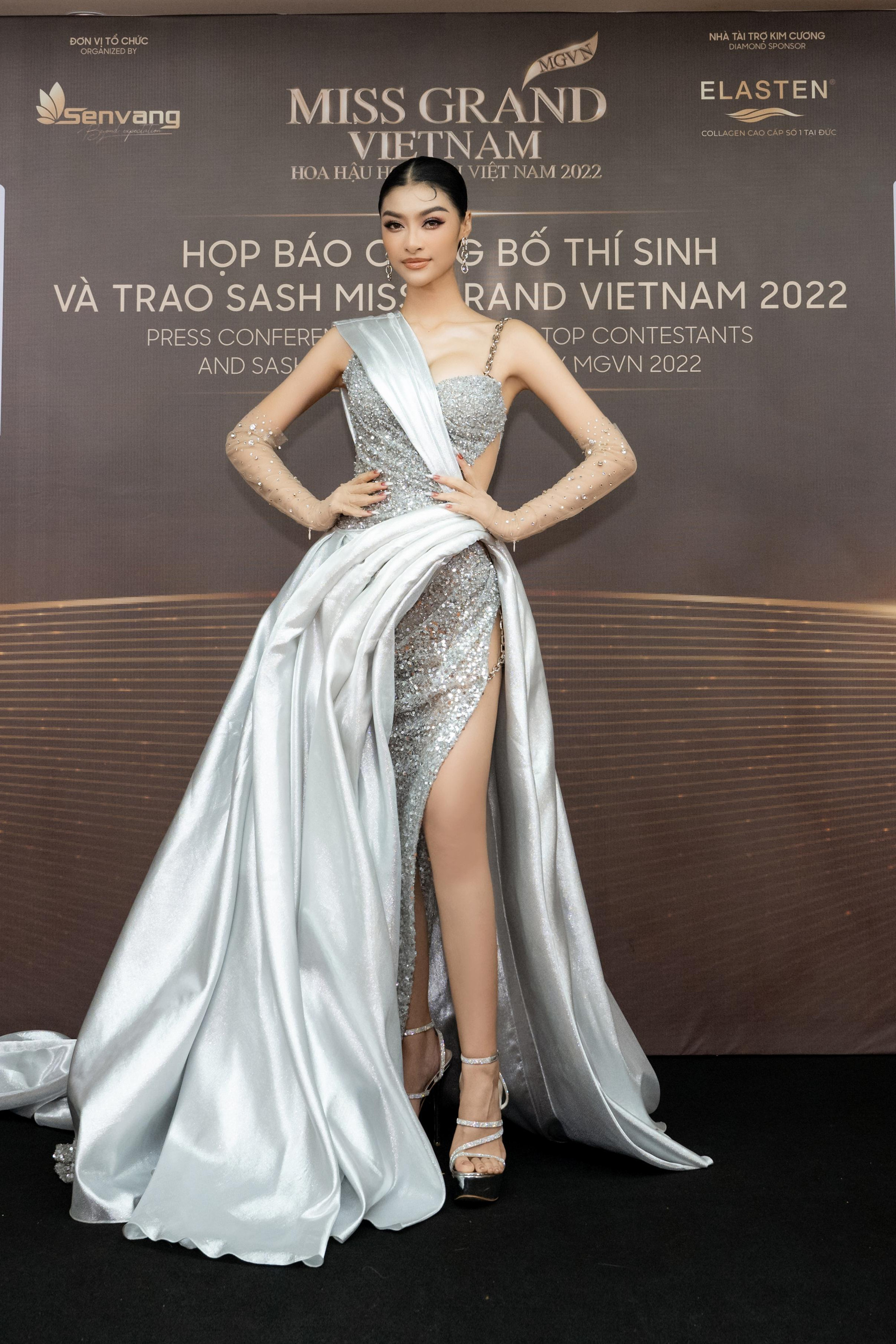 Á hậu Kiều Loan lộng lẫy với váy dạ hội tông màu bạc lấp lánh. Sau ba năm hoạt động giải trí, hình ảnh và phong cách của Kiều Loan được nhận xét ngày càng thay đổi.