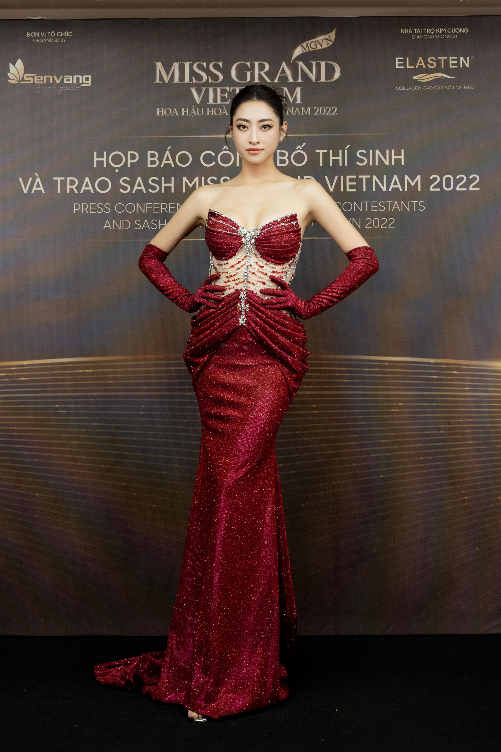 Hoa hậu Lương Thùy Linh nổi bật trong bộ đầm cúp ngực, đính kết sequin lấp lánh. Tại vòng sơ khảo Miss Grand Vietnam 2022, Lương Thùy Linh đảm nhận vai trò MC.