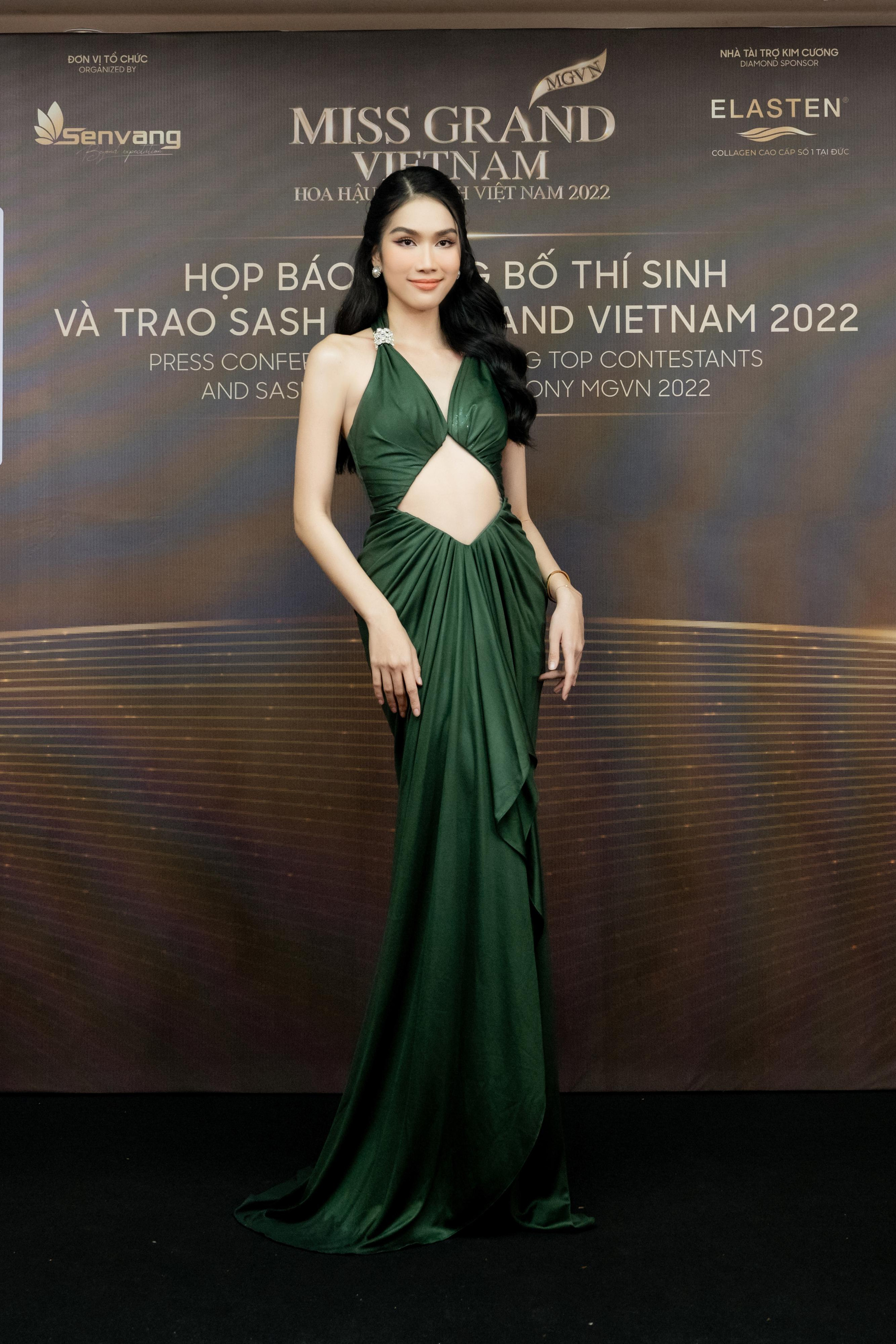 Á hậu Phương Anh diện váy xanh cut-out táo bạo khoe đường cong sexy.
