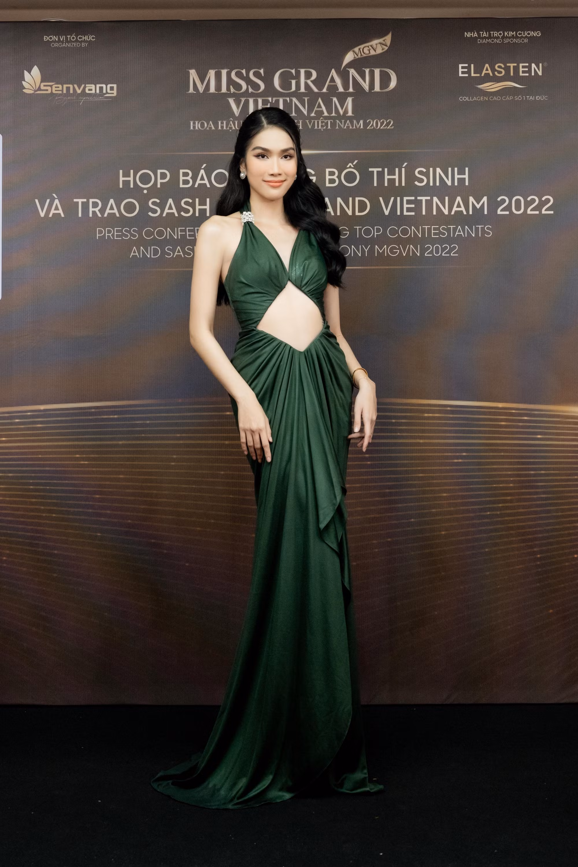 Á hậu Phương Anh diện váy xanh cut-out táo bạo khoe đường cong sexy.