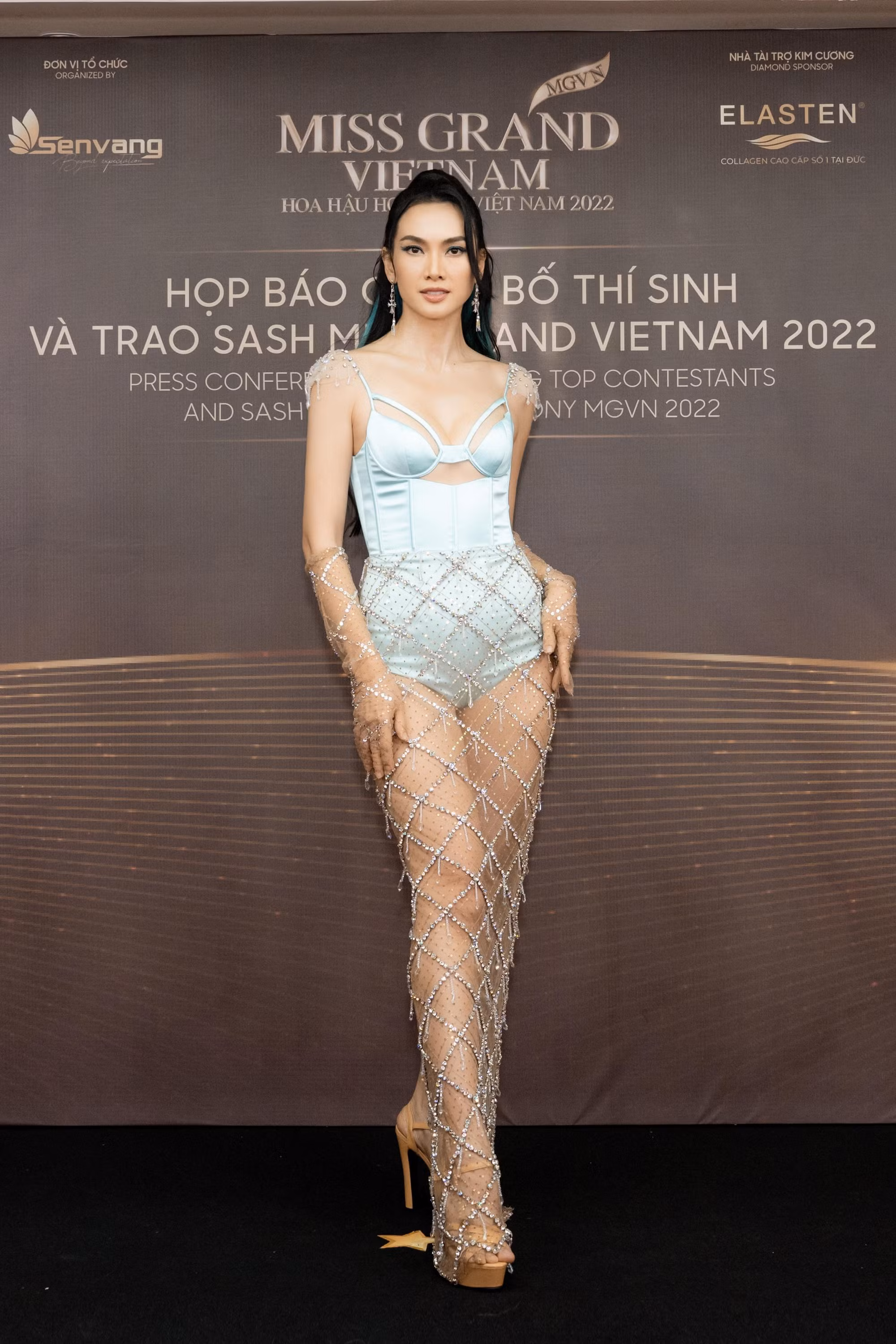 Siêu mẫu Anh Thư diện váy xuyên thấu táo bạo. Cô cũng là giám khảo của cuộc thi năm nay.