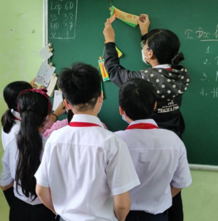 Học sinh xem trưng bày thẻ thông tin.