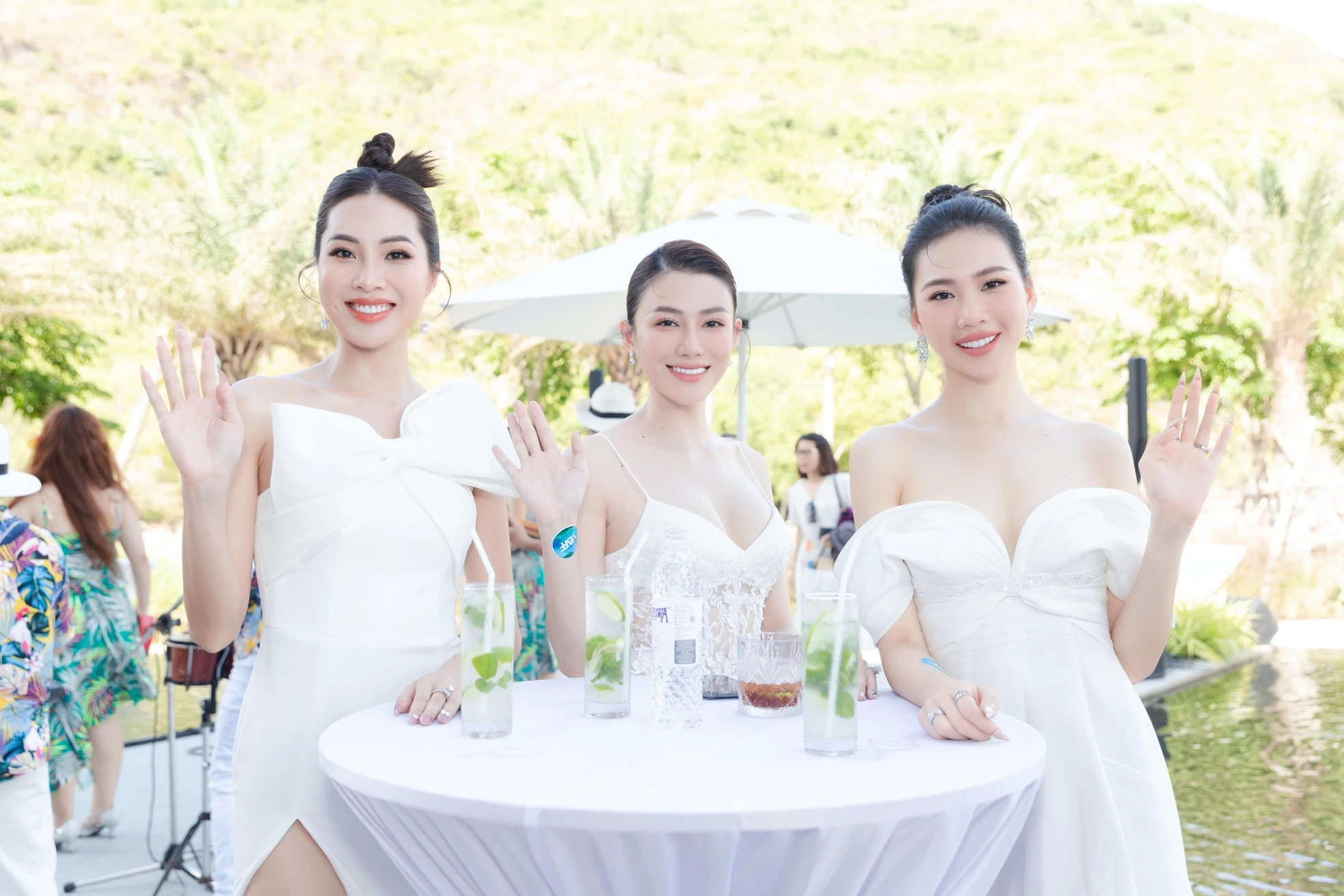 Loạt mỹ nhân đình đám “đọ” sắc tại thảm đỏ Vietnam Beauty Fashion Fest 