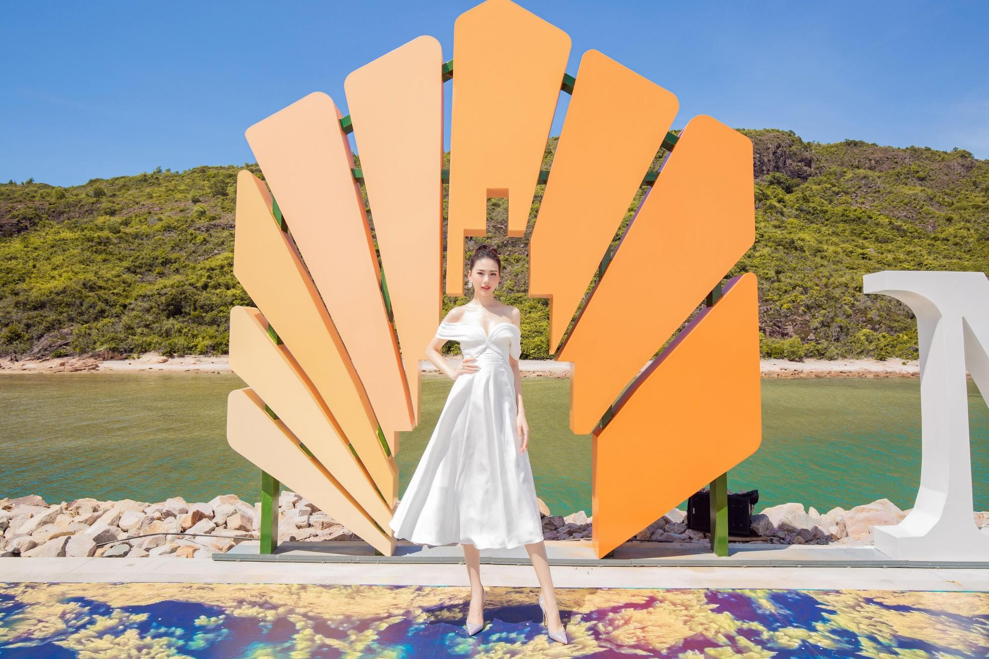 Loạt mỹ nhân đình đám “đọ” sắc tại thảm đỏ Vietnam Beauty Fashion Fest ảnh 15 Loạt mỹ nhân đình đám “đọ” sắc tại thảm đỏ Vietnam Beauty Fashion Fest ảnh 15