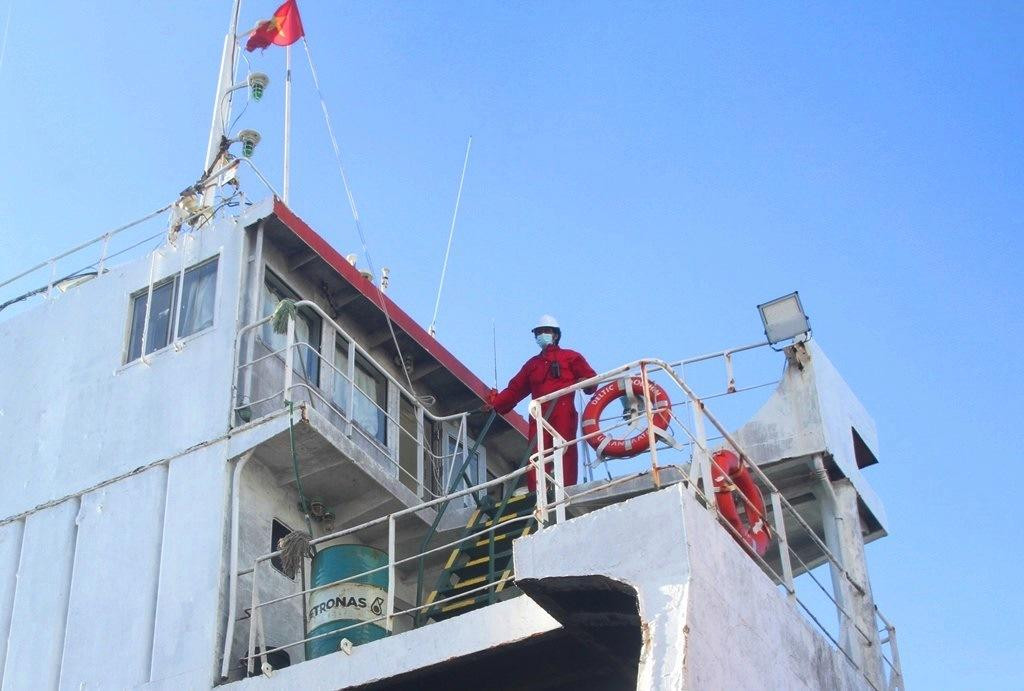 Nhân viên hoa tiêu của tàu container đứng trên theo dõi và phối hợp cùng nhân viên Cảng Chân Mây.