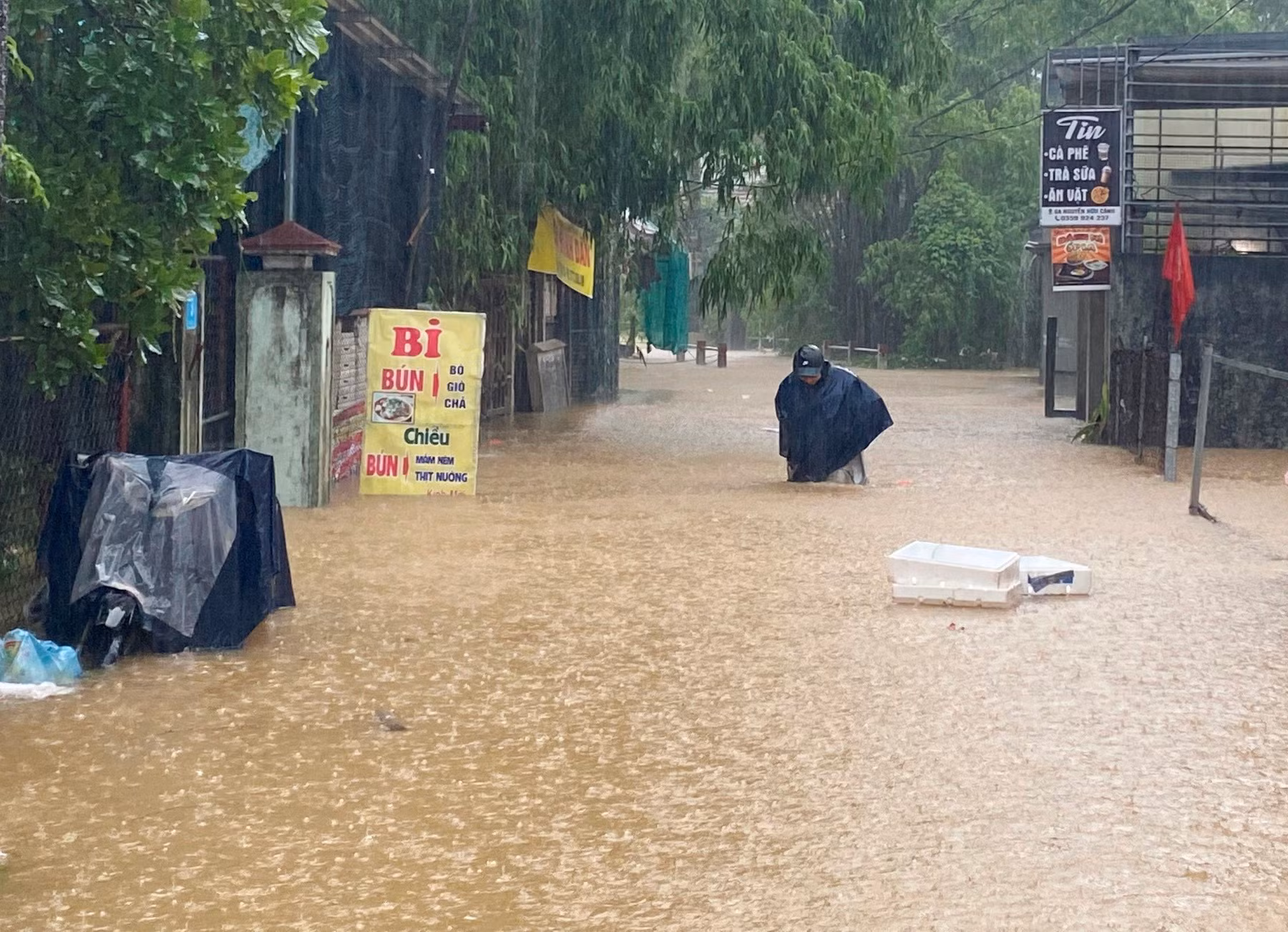 Nước ngập đường Nguyễn Hữu Cảnh, TP Huế do mưa lớn kéo dài tại tỉnh Thừa Thiên - Huế từ sáng đến chiều 13/10. (Ảnh: Hoàng Hải)