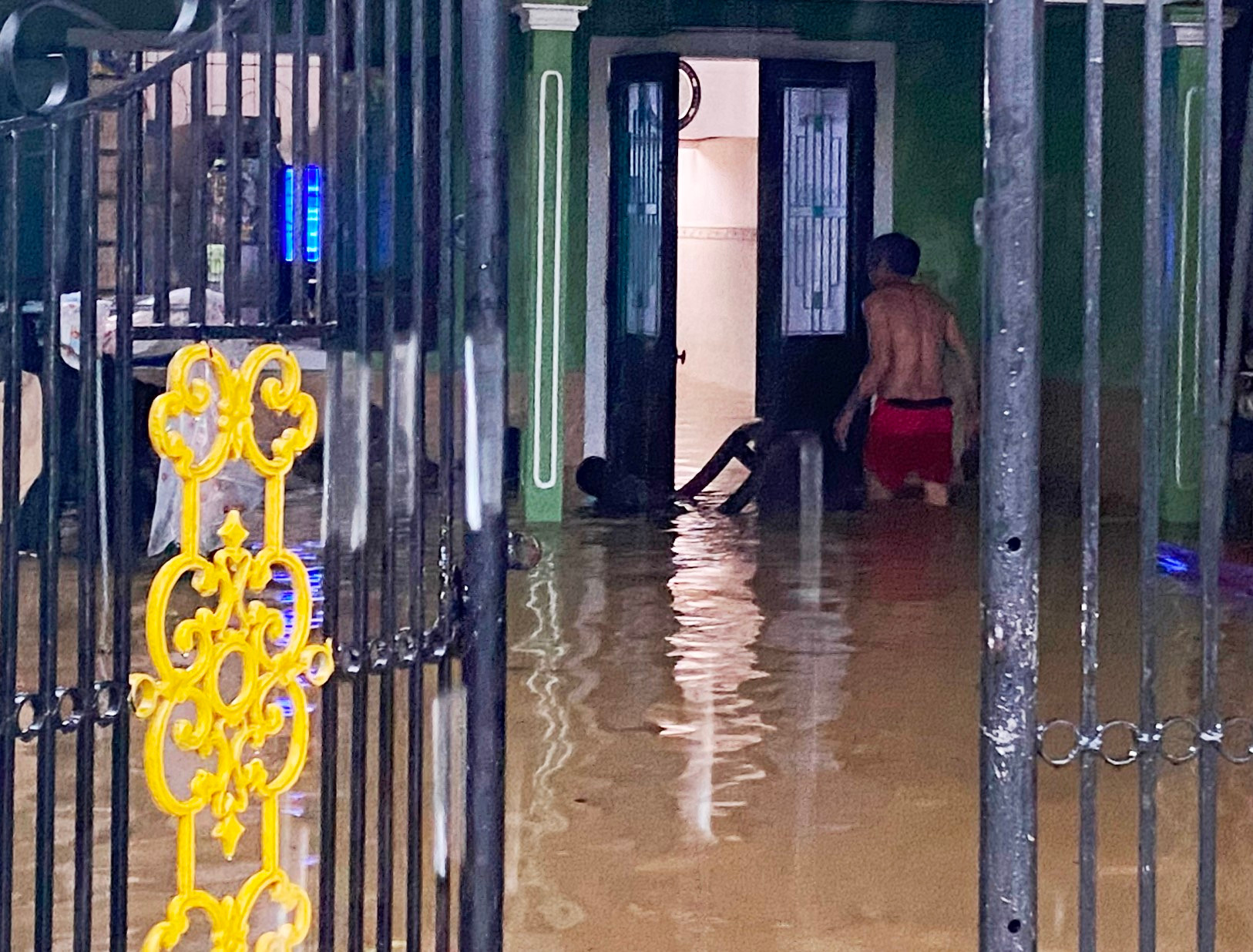 Một hộ dân tại đường này phải vất vả đi dọn đồ, đưa lên nơi cao khi nước ngày càng dâng. Một hộ dân tại đường này phải vất vả đi dọn đồ, đưa lên nơi cao khi nước ngày càng dâng.