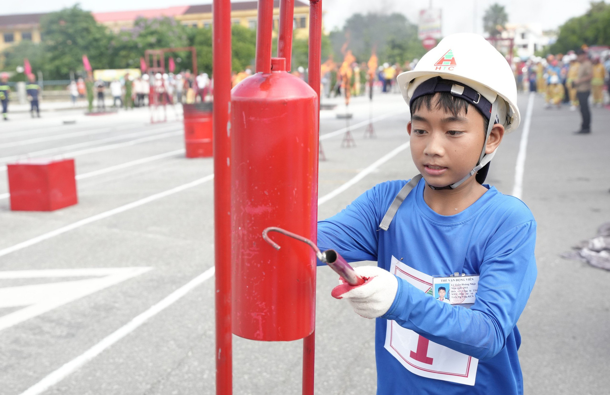 Một học sinh 12 tuổi tham gia thi sôi nổi. Một học sinh 12 tuổi tham gia thi sôi nổi.