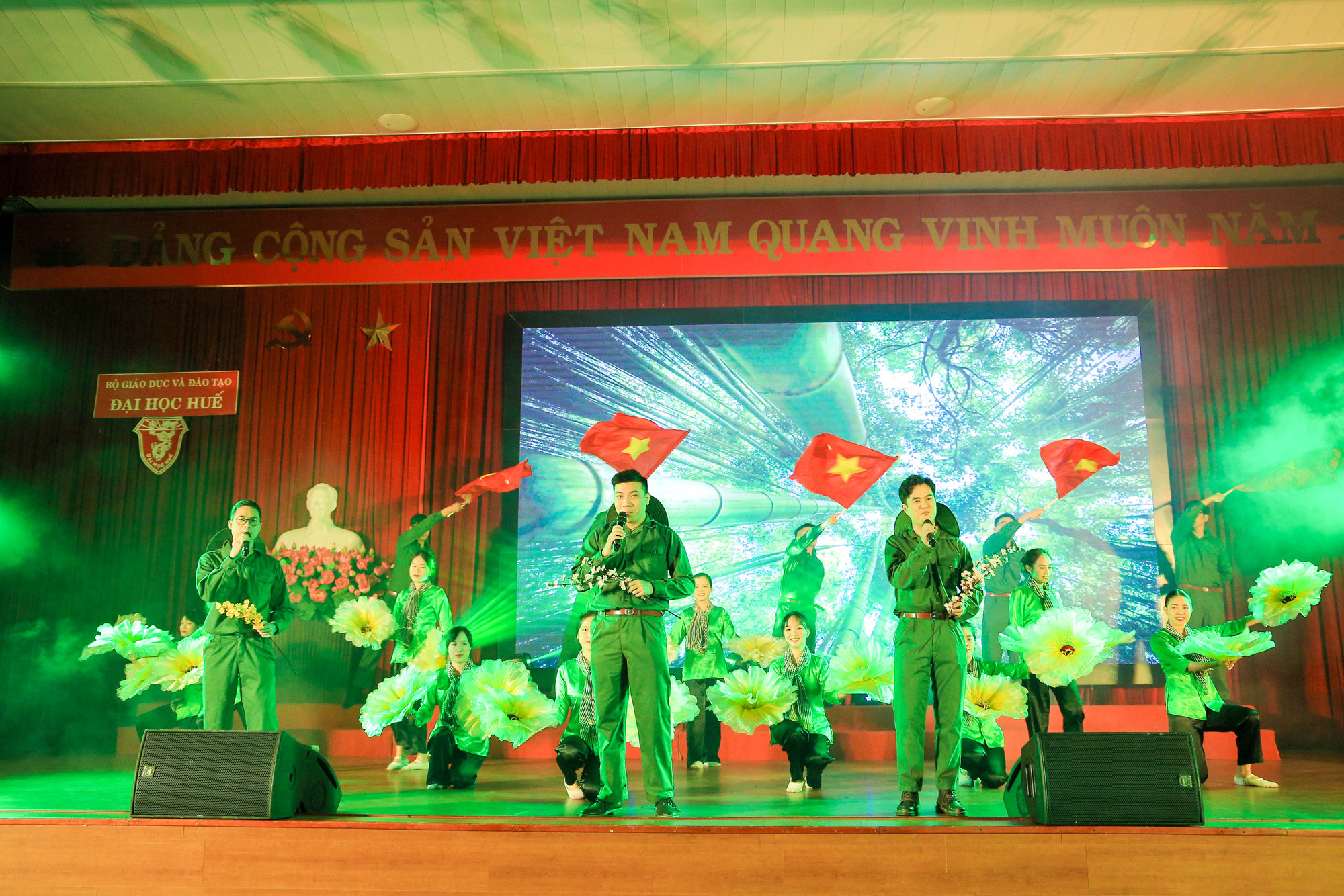 Các tiết mục với nội dung ca ngợi quê hương, đất nước, mừng Đảng, mừng Xuân Giáp Thìn.