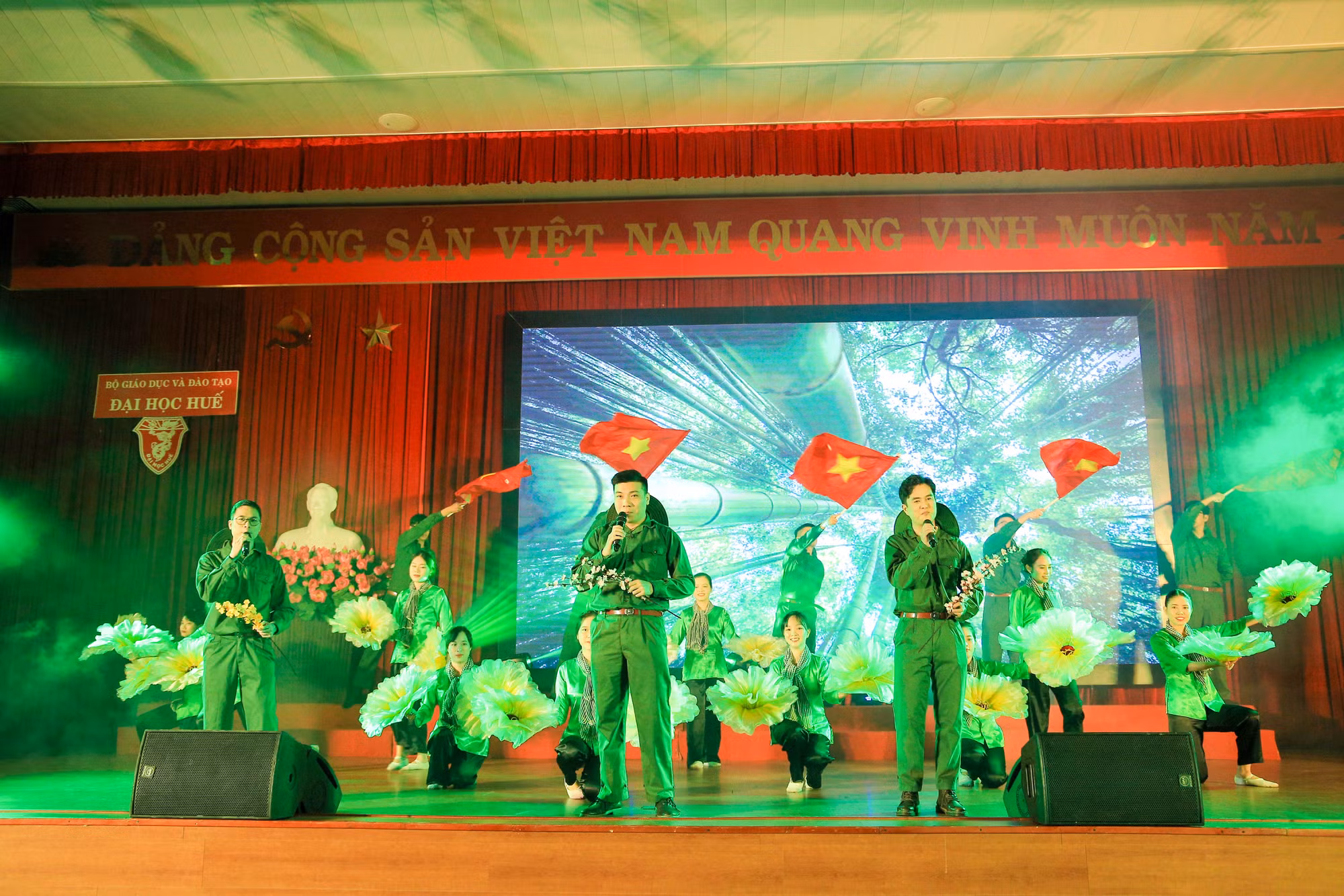 Các tiết mục với nội dung ca ngợi quê hương, đất nước, mừng Đảng, mừng Xuân Giáp Thìn.