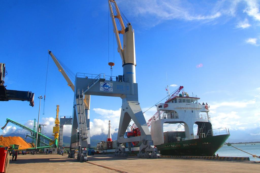 Cảng Chân Mây đón tàu Deltic Dolphin của hãng tàu Voyager Logistics SDN BHD, Malaysia, xếp dỡ và vận chuyển 120 SOC container hàng hóa tuyến.