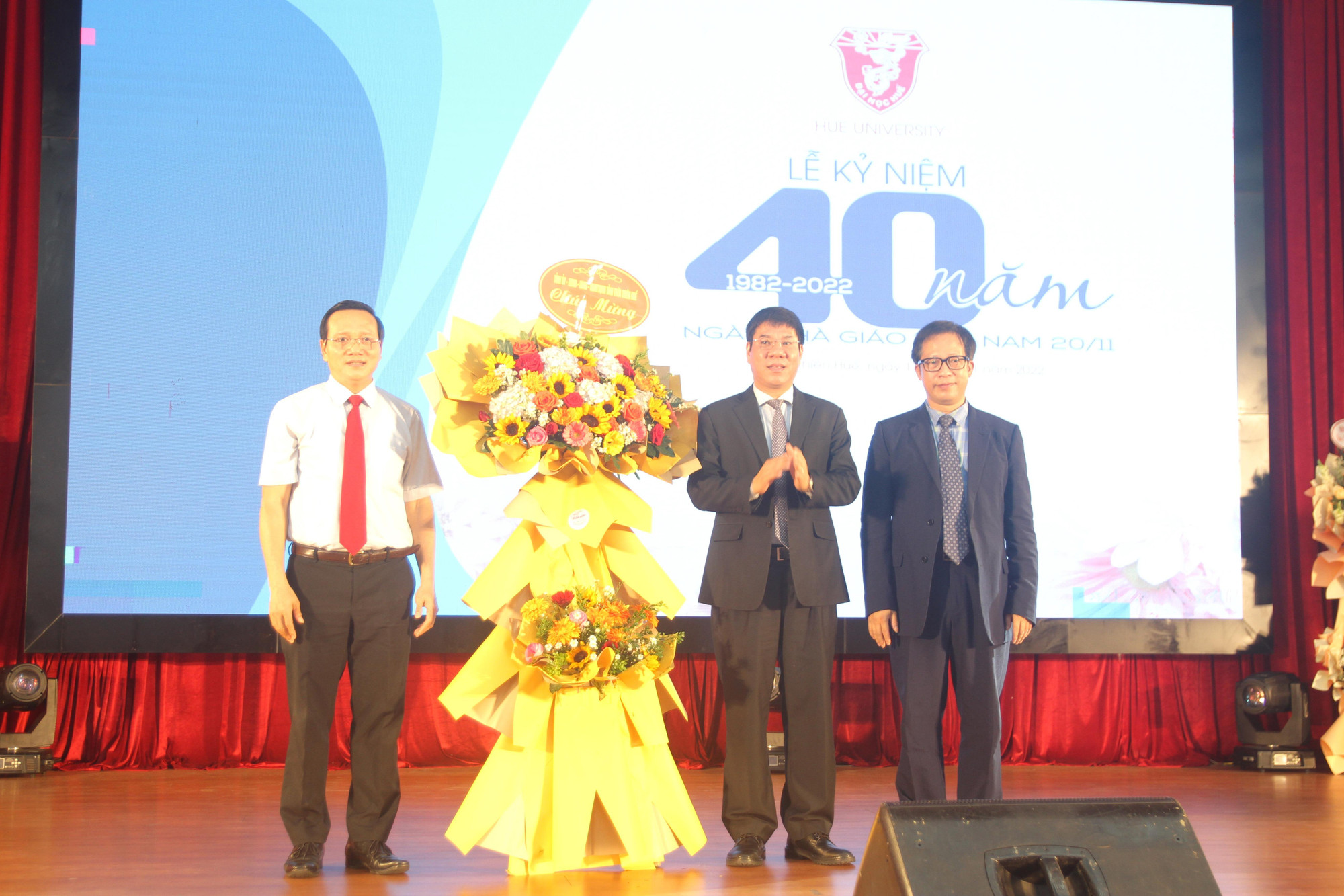 Lãnh đạo tỉnh Thừa Thiên - Huế chúc mừng lãnh đạo Đại học Huế tại Lễ kỷ niệm 40 năm ngày Nhà giáo Việt Nam. Lãnh đạo tỉnh Thừa Thiên - Huế chúc mừng lãnh đạo Đại học Huế tại Lễ kỷ niệm 40 năm ngày Nhà giáo Việt Nam.