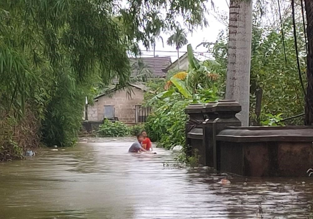 Trong 3-6 giờ tới, tình trạng ngập lụt trên diện rộng tiếp tục diễn ra tại các vùng trũng thấp ven sông suối và các khu đô thị tỉnh Thừa Thiên - Huế, độ sâu ngập lớn nhất có nơi từ 0,5-0,8m.