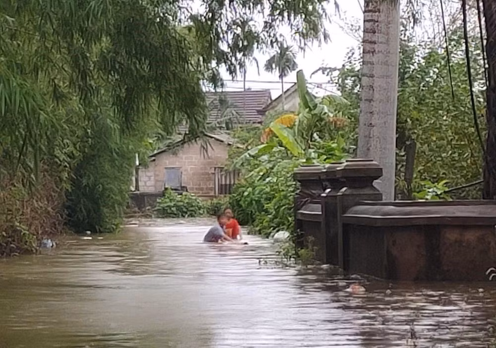 Trong 3-6 giờ tới, tình trạng ngập lụt trên diện rộng tiếp tục diễn ra tại các vùng trũng thấp ven sông suối và các khu đô thị tỉnh Thừa Thiên - Huế, độ sâu ngập lớn nhất có nơi từ 0,5-0,8m.