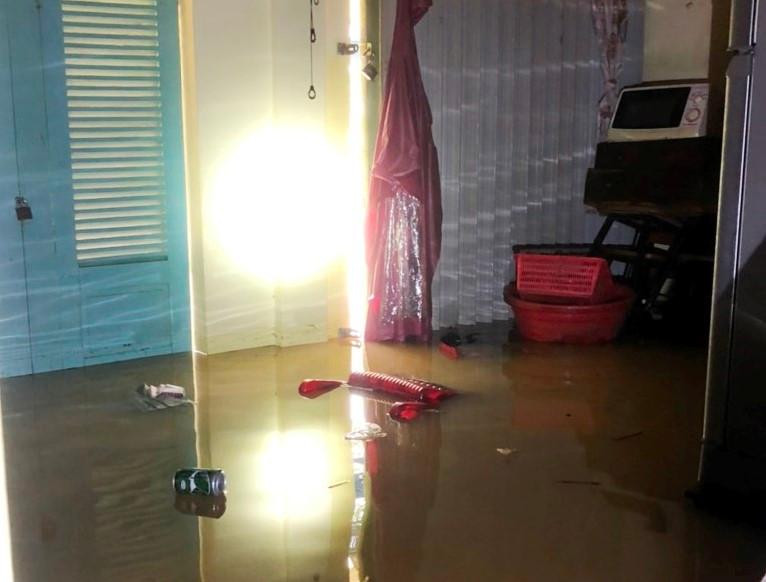 Một căn nhà ở phố cổ Bao Vinh chồng đồ lên tránh lũ lớn trong đêm. Một căn nhà ở phố cổ Bao Vinh chồng đồ lên tránh lũ lớn trong đêm.