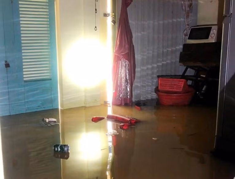 Một căn nhà ở phố cổ Bao Vinh chồng đồ lên tránh lũ lớn trong đêm.