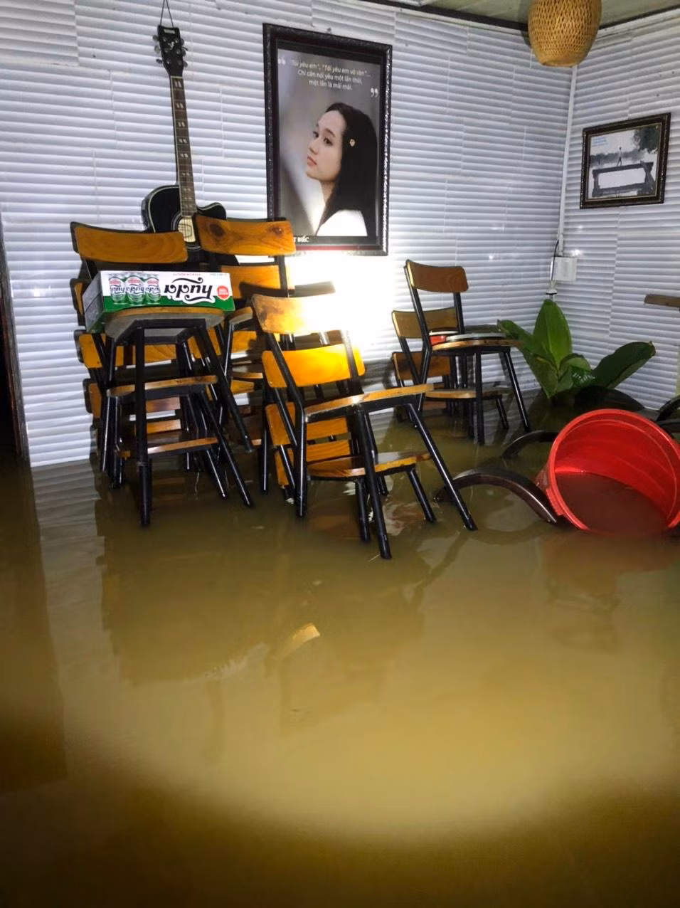 "Lũ lên nhanh, tối khuya qua có lúc trong 1 tiếng đồng hồ nước lên 0,5 mét. May mà sáng nay dừng lại" - một người dân ở hạ lưu sông Hương cho hay.