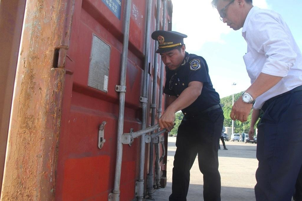 Các nhân viên hải quân, bộ đội biên phòng cùng phối hợp kiểm tra các kiện container và các kiện chở hàng.