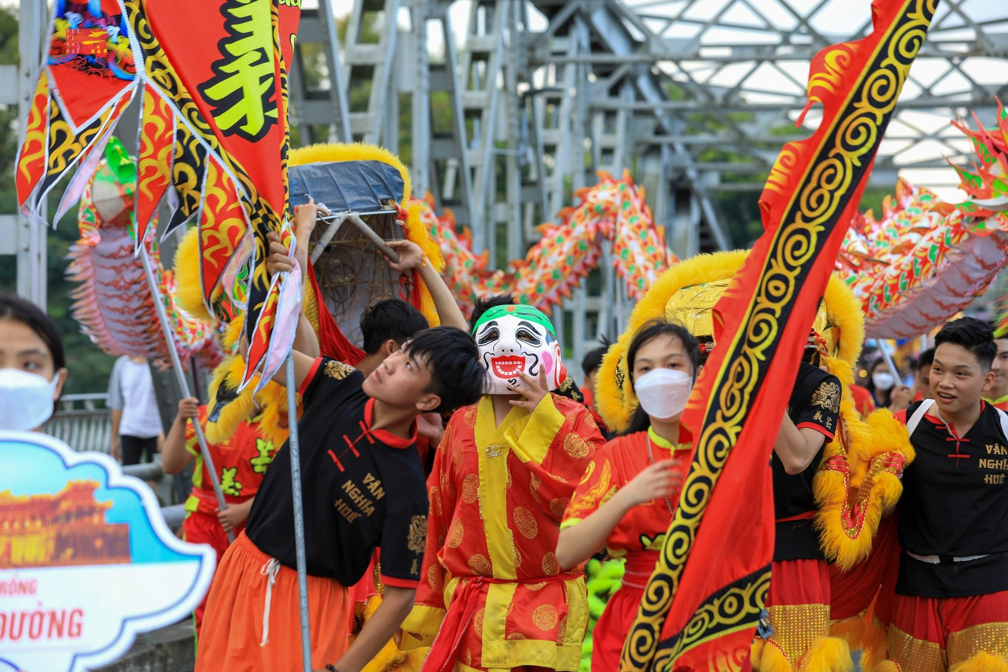 Ông địa đi giữa làm náo động đoàn rước. Ông địa đi giữa làm náo động đoàn rước.