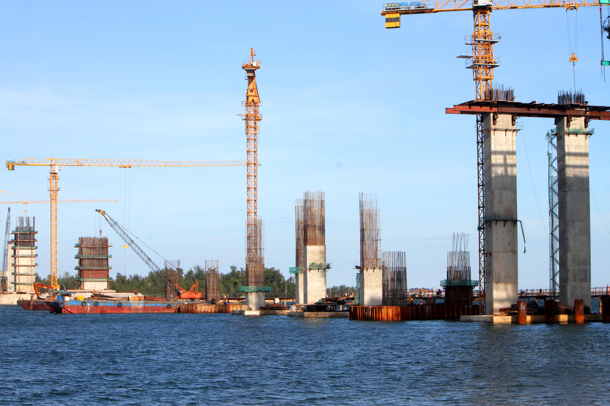 Dự án do Ban QLDA Đầu tư xây dựng công trình giao thông tỉnh Thừa Thiên - Huế làm chủ đầu tư. Thời gian thi công giai đoạn 1 là 3 năm tính từ ngày khởi công.