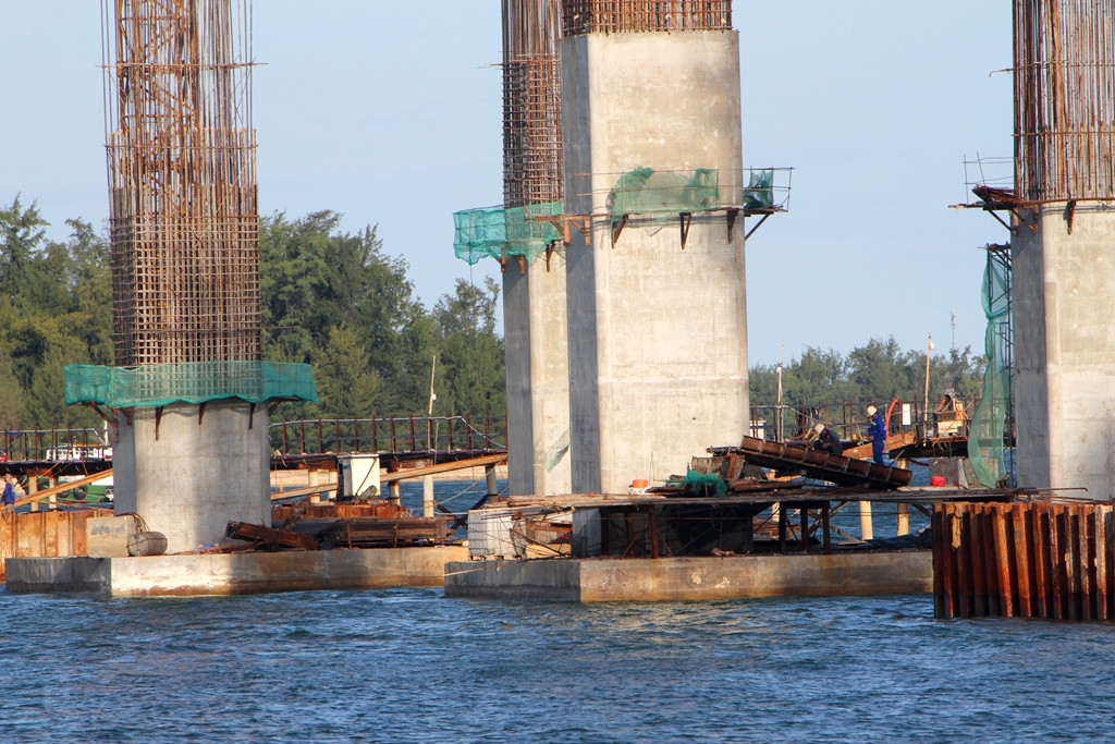 Ông Ngô Văn Trường, Chỉ huy Trưởng công trình thuộc Công ty CP XD Tân Nam - nhà thầu thi công phía xã Hải Dương, TP Huế cho biết, đơn vị đã hoàn thành cơ bản hệ thống móng cọc, nhồi.