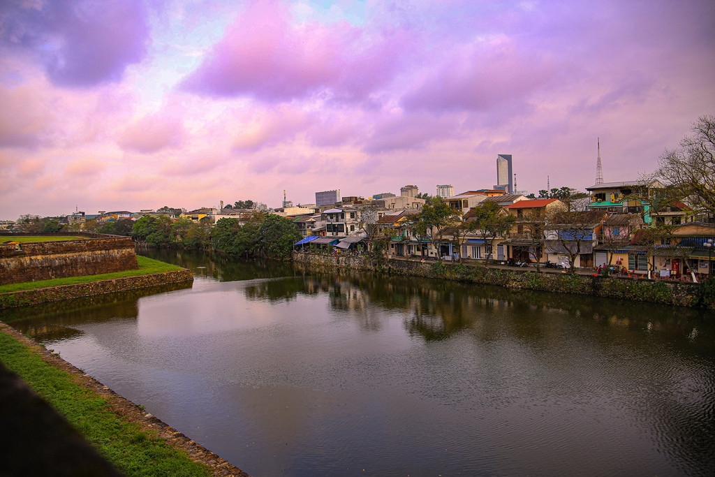 Bên kia bờ thành là khu dân cư sinh sống.